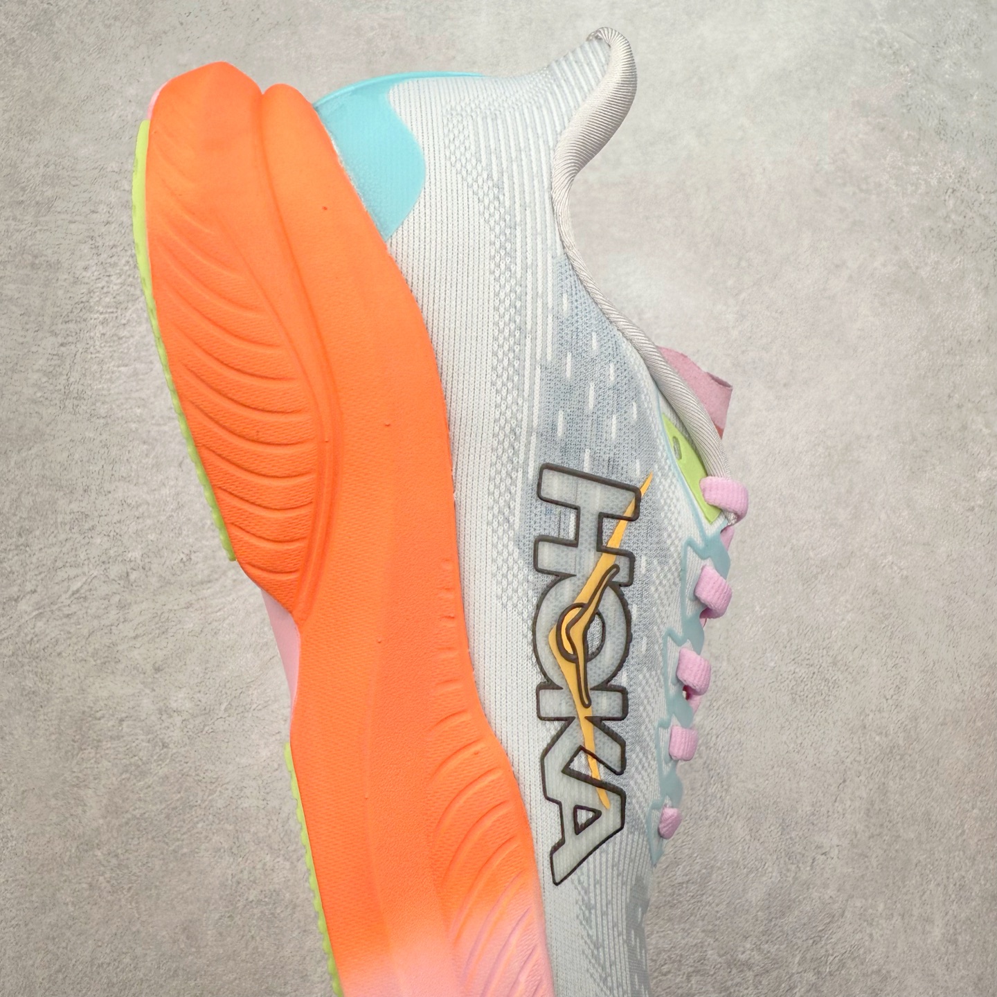 图片[6]-＃特价福利 HOKA ONE ONE MACH 马赫6 柔软舒适Y2K复古跑鞋防滑耐磨低帮跑步鞋 鞋面上部使用了编织紧密的单层提花网纱（Creel Jacquard）针织技术，虽然初穿时中足部位包裹稍显紧绷，但在几次穿着跑步后会好转，材料舒适贴合，无热点或刺激现象出现。鞋带系统标准配置，鞋带质量理想，鞋舌薄而填充少，内外两侧完全接合，能很好地包裹足部。Mach 6的中底摒弃了先前Mach 5所使用的PROFLY+双层中底和橡胶化泡沫，转而采用全新的SCF（超级临界泡沫）EVA材料，该材料为跑者提供了更明显的回弹感，在落地时能够快速反弹推离地面。相较于Mach 5的软弹着地感，Mach 6带来了一种显著不同的跑步体验。尺码：36 36.5 37.5 38 38.5 39 40 40.5 41 42 42.5 43 44 44.5 45-选品中心
