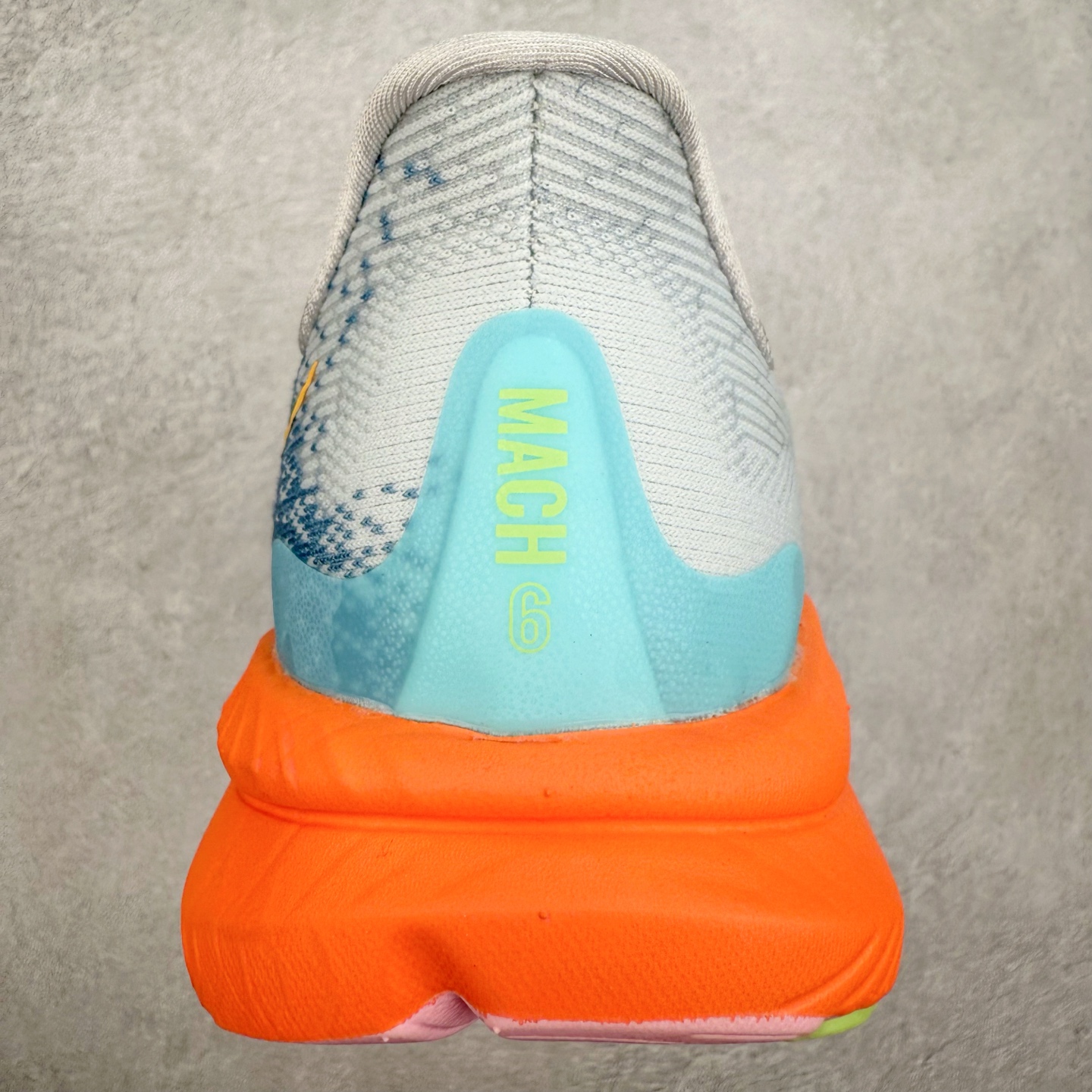 图片[8]-＃特价福利 HOKA ONE ONE MACH 马赫6 柔软舒适Y2K复古跑鞋防滑耐磨低帮跑步鞋 鞋面上部使用了编织紧密的单层提花网纱（Creel Jacquard）针织技术，虽然初穿时中足部位包裹稍显紧绷，但在几次穿着跑步后会好转，材料舒适贴合，无热点或刺激现象出现。鞋带系统标准配置，鞋带质量理想，鞋舌薄而填充少，内外两侧完全接合，能很好地包裹足部。Mach 6的中底摒弃了先前Mach 5所使用的PROFLY+双层中底和橡胶化泡沫，转而采用全新的SCF（超级临界泡沫）EVA材料，该材料为跑者提供了更明显的回弹感，在落地时能够快速反弹推离地面。相较于Mach 5的软弹着地感，Mach 6带来了一种显著不同的跑步体验。尺码：36 36.5 37.5 38 38.5 39 40 40.5 41 42 42.5 43 44 44.5 45-选品中心