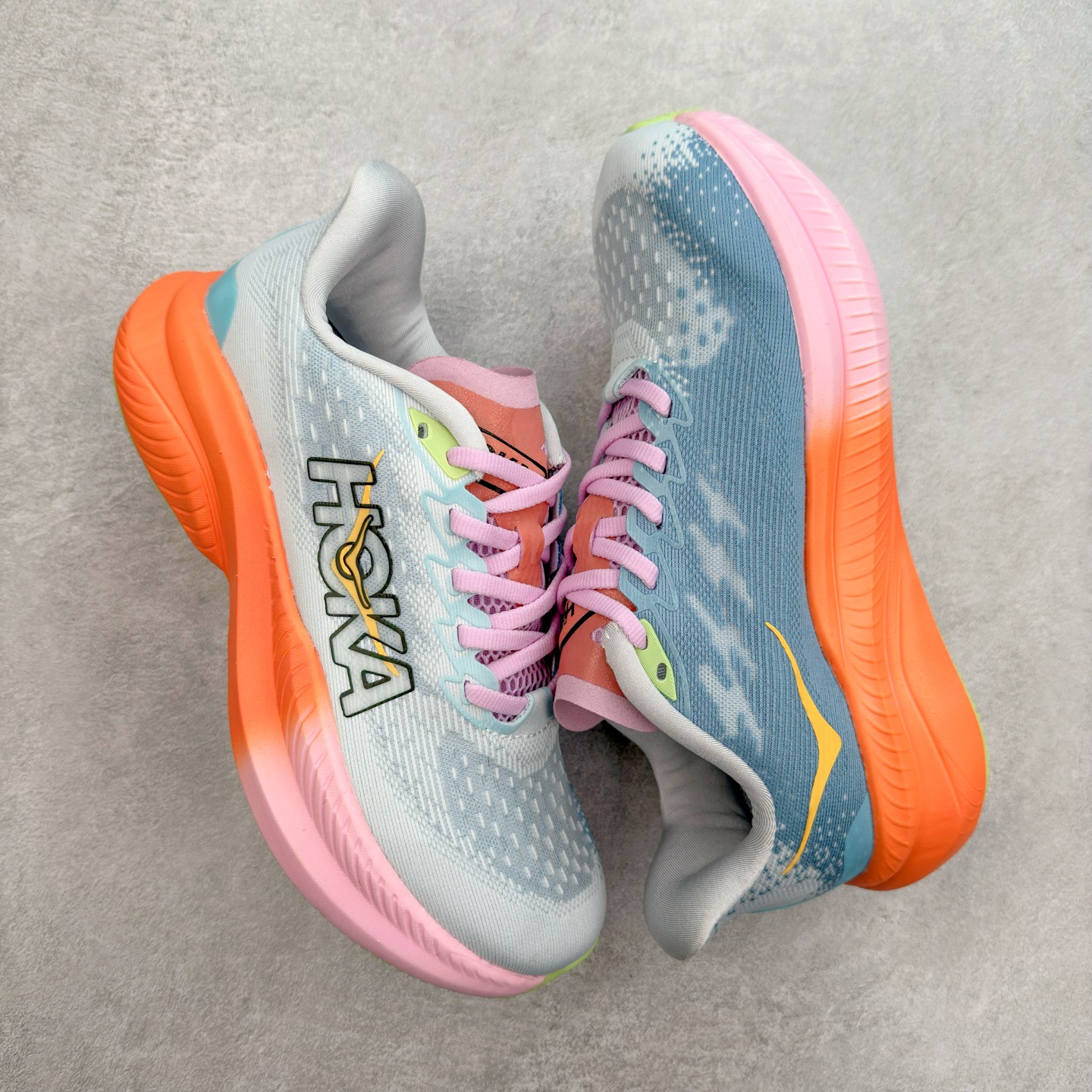 图片[3]-＃特价福利 HOKA ONE ONE MACH 马赫6 柔软舒适Y2K复古跑鞋防滑耐磨低帮跑步鞋 鞋面上部使用了编织紧密的单层提花网纱（Creel Jacquard）针织技术，虽然初穿时中足部位包裹稍显紧绷，但在几次穿着跑步后会好转，材料舒适贴合，无热点或刺激现象出现。鞋带系统标准配置，鞋带质量理想，鞋舌薄而填充少，内外两侧完全接合，能很好地包裹足部。Mach 6的中底摒弃了先前Mach 5所使用的PROFLY+双层中底和橡胶化泡沫，转而采用全新的SCF（超级临界泡沫）EVA材料，该材料为跑者提供了更明显的回弹感，在落地时能够快速反弹推离地面。相较于Mach 5的软弹着地感，Mach 6带来了一种显著不同的跑步体验。尺码：36 36.5 37.5 38 38.5 39 40 40.5 41 42 42.5 43 44 44.5 45-选品中心