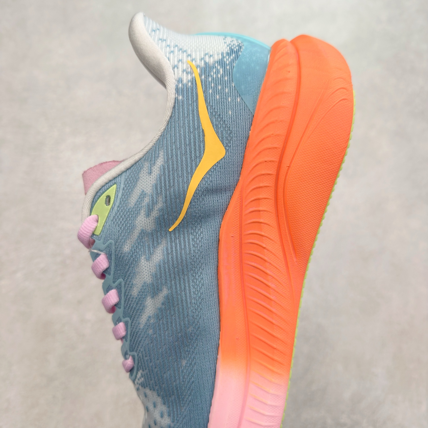 图片[7]-＃特价福利 HOKA ONE ONE MACH 马赫6 柔软舒适Y2K复古跑鞋防滑耐磨低帮跑步鞋 鞋面上部使用了编织紧密的单层提花网纱（Creel Jacquard）针织技术，虽然初穿时中足部位包裹稍显紧绷，但在几次穿着跑步后会好转，材料舒适贴合，无热点或刺激现象出现。鞋带系统标准配置，鞋带质量理想，鞋舌薄而填充少，内外两侧完全接合，能很好地包裹足部。Mach 6的中底摒弃了先前Mach 5所使用的PROFLY+双层中底和橡胶化泡沫，转而采用全新的SCF（超级临界泡沫）EVA材料，该材料为跑者提供了更明显的回弹感，在落地时能够快速反弹推离地面。相较于Mach 5的软弹着地感，Mach 6带来了一种显著不同的跑步体验。尺码：36 36.5 37.5 38 38.5 39 40 40.5 41 42 42.5 43 44 44.5 45-选品中心