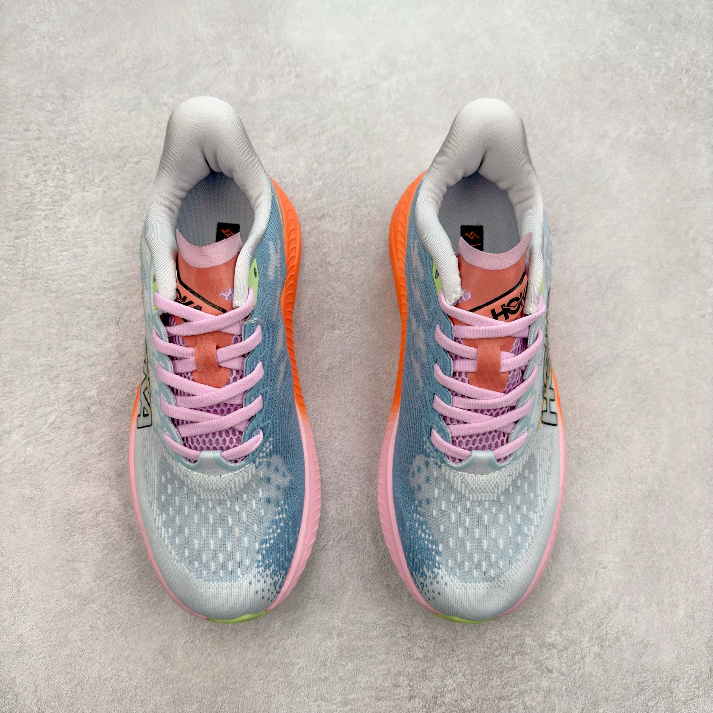 图片[2]-＃特价福利 HOKA ONE ONE MACH 马赫6 柔软舒适Y2K复古跑鞋防滑耐磨低帮跑步鞋 鞋面上部使用了编织紧密的单层提花网纱（Creel Jacquard）针织技术，虽然初穿时中足部位包裹稍显紧绷，但在几次穿着跑步后会好转，材料舒适贴合，无热点或刺激现象出现。鞋带系统标准配置，鞋带质量理想，鞋舌薄而填充少，内外两侧完全接合，能很好地包裹足部。Mach 6的中底摒弃了先前Mach 5所使用的PROFLY+双层中底和橡胶化泡沫，转而采用全新的SCF（超级临界泡沫）EVA材料，该材料为跑者提供了更明显的回弹感，在落地时能够快速反弹推离地面。相较于Mach 5的软弹着地感，Mach 6带来了一种显著不同的跑步体验。尺码：36 36.5 37.5 38 38.5 39 40 40.5 41 42 42.5 43 44 44.5 45-选品中心