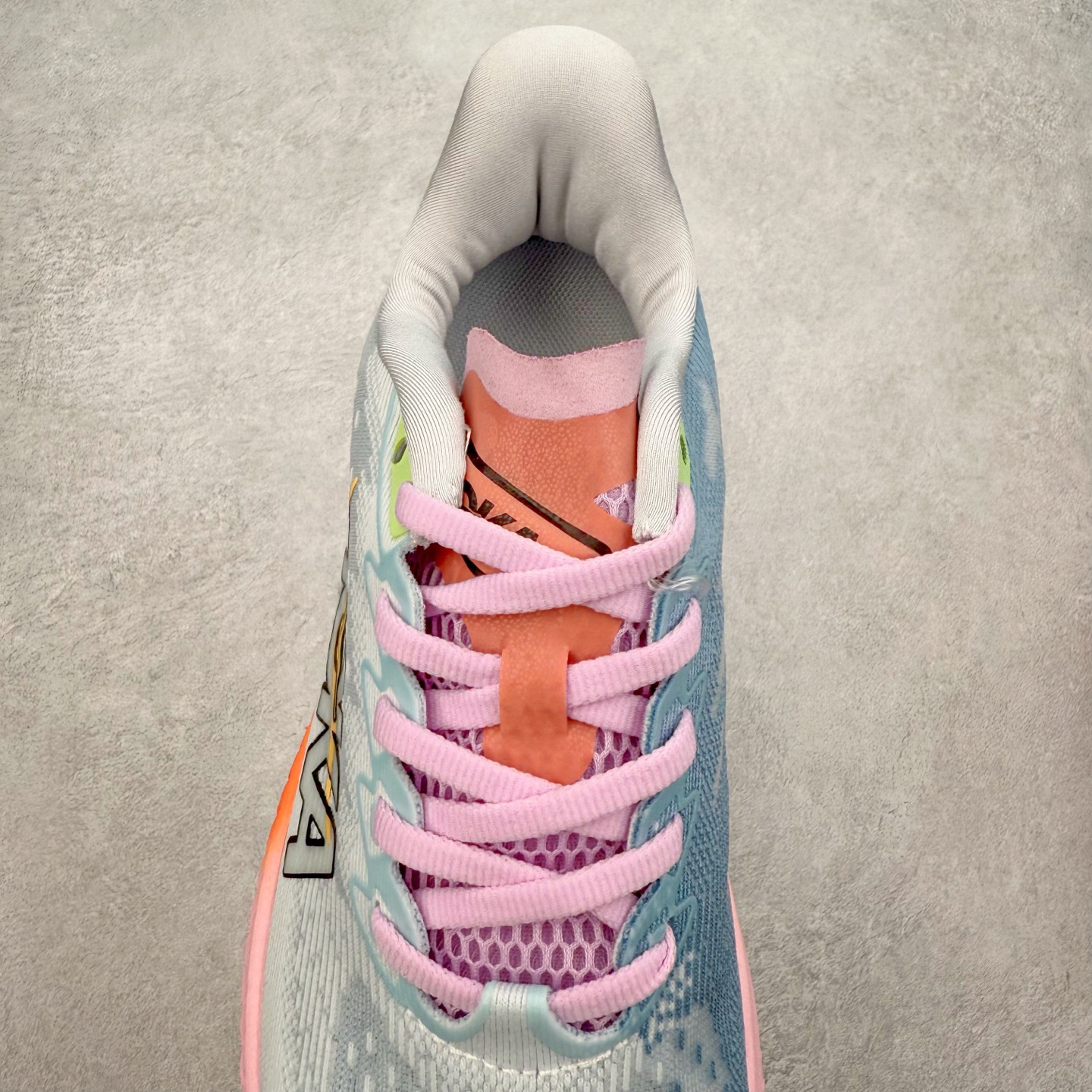 图片[5]-＃特价福利 HOKA ONE ONE MACH 马赫6 柔软舒适Y2K复古跑鞋防滑耐磨低帮跑步鞋 鞋面上部使用了编织紧密的单层提花网纱（Creel Jacquard）针织技术，虽然初穿时中足部位包裹稍显紧绷，但在几次穿着跑步后会好转，材料舒适贴合，无热点或刺激现象出现。鞋带系统标准配置，鞋带质量理想，鞋舌薄而填充少，内外两侧完全接合，能很好地包裹足部。Mach 6的中底摒弃了先前Mach 5所使用的PROFLY+双层中底和橡胶化泡沫，转而采用全新的SCF（超级临界泡沫）EVA材料，该材料为跑者提供了更明显的回弹感，在落地时能够快速反弹推离地面。相较于Mach 5的软弹着地感，Mach 6带来了一种显著不同的跑步体验。尺码：36 36.5 37.5 38 38.5 39 40 40.5 41 42 42.5 43 44 44.5 45-选品中心