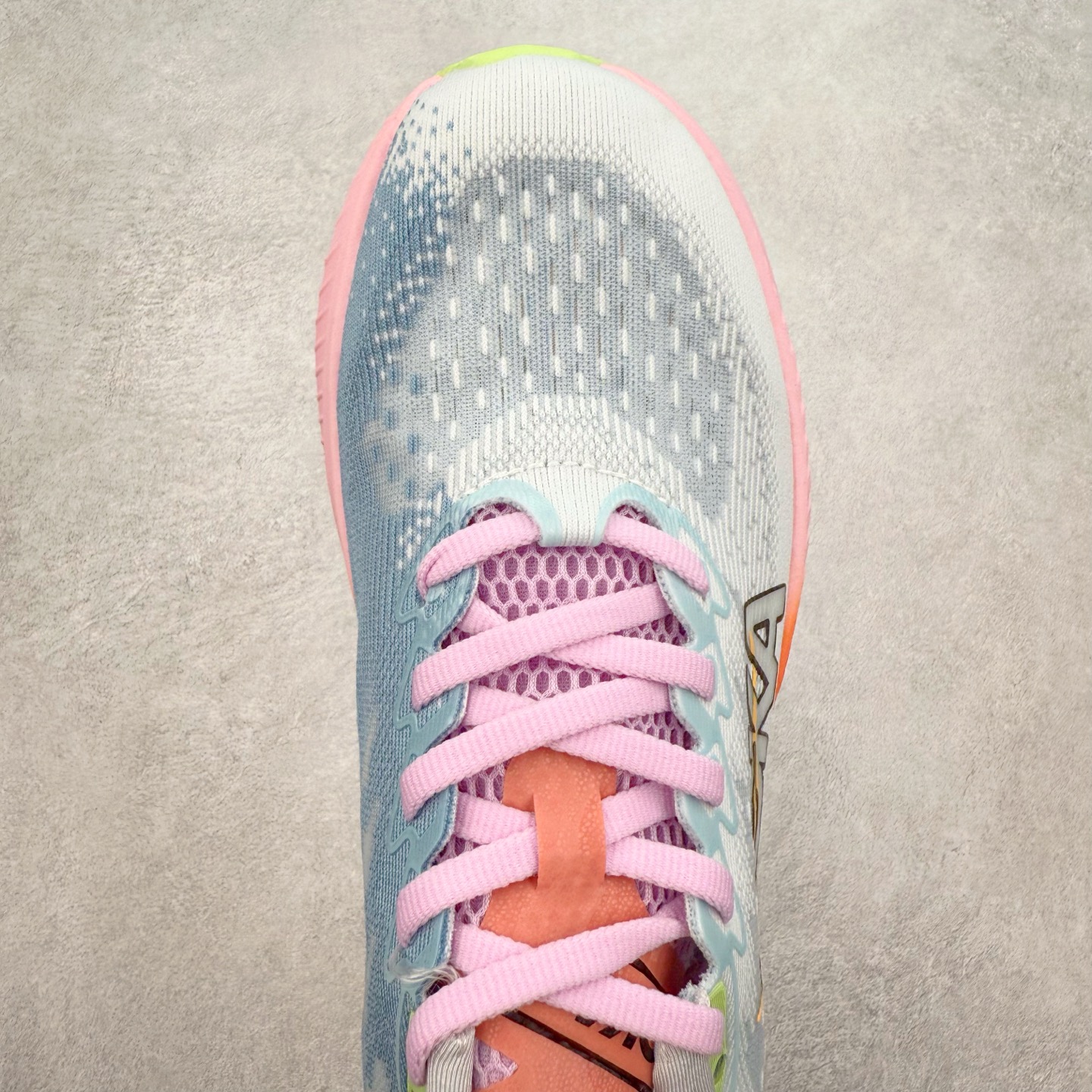 图片[4]-＃特价福利 HOKA ONE ONE MACH 马赫6 柔软舒适Y2K复古跑鞋防滑耐磨低帮跑步鞋 鞋面上部使用了编织紧密的单层提花网纱（Creel Jacquard）针织技术，虽然初穿时中足部位包裹稍显紧绷，但在几次穿着跑步后会好转，材料舒适贴合，无热点或刺激现象出现。鞋带系统标准配置，鞋带质量理想，鞋舌薄而填充少，内外两侧完全接合，能很好地包裹足部。Mach 6的中底摒弃了先前Mach 5所使用的PROFLY+双层中底和橡胶化泡沫，转而采用全新的SCF（超级临界泡沫）EVA材料，该材料为跑者提供了更明显的回弹感，在落地时能够快速反弹推离地面。相较于Mach 5的软弹着地感，Mach 6带来了一种显著不同的跑步体验。尺码：36 36.5 37.5 38 38.5 39 40 40.5 41 42 42.5 43 44 44.5 45-选品中心