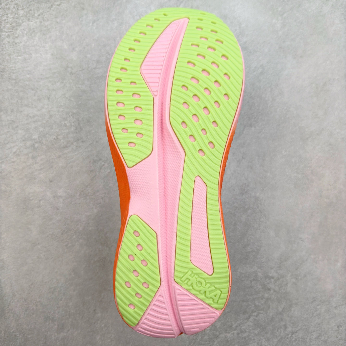 图片[9]-＃特价福利 HOKA ONE ONE MACH 马赫6 柔软舒适Y2K复古跑鞋防滑耐磨低帮跑步鞋 鞋面上部使用了编织紧密的单层提花网纱（Creel Jacquard）针织技术，虽然初穿时中足部位包裹稍显紧绷，但在几次穿着跑步后会好转，材料舒适贴合，无热点或刺激现象出现。鞋带系统标准配置，鞋带质量理想，鞋舌薄而填充少，内外两侧完全接合，能很好地包裹足部。Mach 6的中底摒弃了先前Mach 5所使用的PROFLY+双层中底和橡胶化泡沫，转而采用全新的SCF（超级临界泡沫）EVA材料，该材料为跑者提供了更明显的回弹感，在落地时能够快速反弹推离地面。相较于Mach 5的软弹着地感，Mach 6带来了一种显著不同的跑步体验。尺码：36 36.5 37.5 38 38.5 39 40 40.5 41 42 42.5 43 44 44.5 45-选品中心