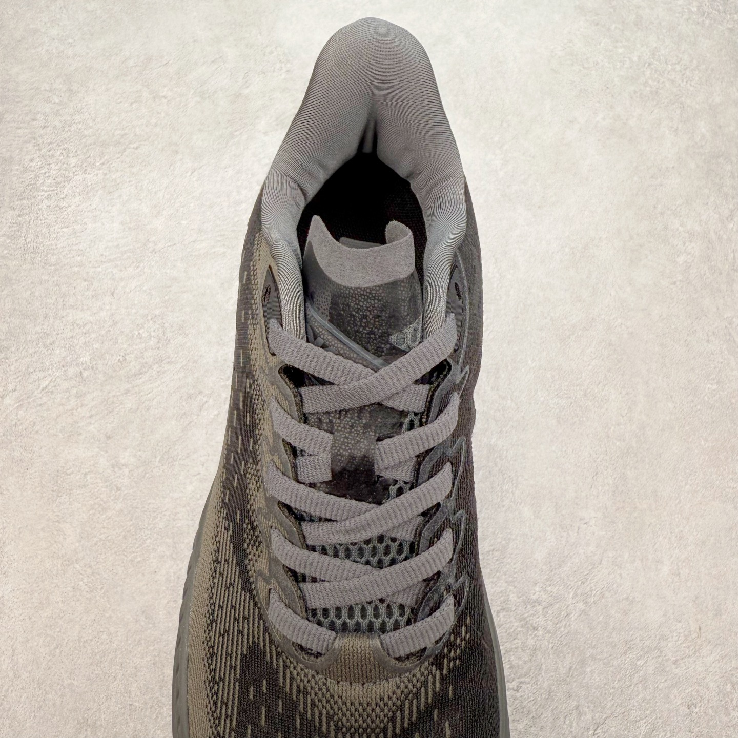 图片[5]-＃特价福利 HOKA ONE ONE MACH 马赫6 柔软舒适Y2K复古跑鞋防滑耐磨低帮跑步鞋 鞋面上部使用了编织紧密的单层提花网纱（Creel Jacquard）针织技术，虽然初穿时中足部位包裹稍显紧绷，但在几次穿着跑步后会好转，材料舒适贴合，无热点或刺激现象出现。鞋带系统标准配置，鞋带质量理想，鞋舌薄而填充少，内外两侧完全接合，能很好地包裹足部。Mach 6的中底摒弃了先前Mach 5所使用的PROFLY+双层中底和橡胶化泡沫，转而采用全新的SCF（超级临界泡沫）EVA材料，该材料为跑者提供了更明显的回弹感，在落地时能够快速反弹推离地面。相较于Mach 5的软弹着地感，Mach 6带来了一种显著不同的跑步体验。尺码：36 36.5 37.5 38 38.5 39 40 40.5 41 42 42.5 43 44 44.5 45-选品中心