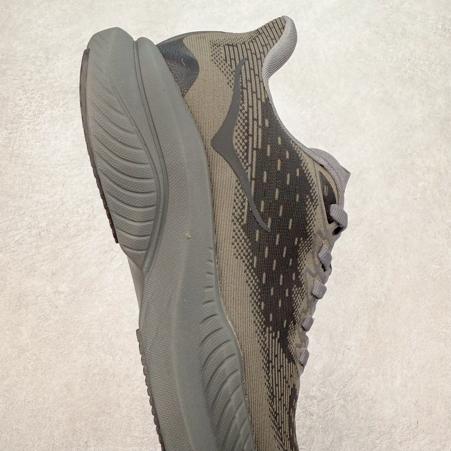 图片[6]-＃特价福利 HOKA ONE ONE MACH 马赫6 柔软舒适Y2K复古跑鞋防滑耐磨低帮跑步鞋 鞋面上部使用了编织紧密的单层提花网纱（Creel Jacquard）针织技术，虽然初穿时中足部位包裹稍显紧绷，但在几次穿着跑步后会好转，材料舒适贴合，无热点或刺激现象出现。鞋带系统标准配置，鞋带质量理想，鞋舌薄而填充少，内外两侧完全接合，能很好地包裹足部。Mach 6的中底摒弃了先前Mach 5所使用的PROFLY+双层中底和橡胶化泡沫，转而采用全新的SCF（超级临界泡沫）EVA材料，该材料为跑者提供了更明显的回弹感，在落地时能够快速反弹推离地面。相较于Mach 5的软弹着地感，Mach 6带来了一种显著不同的跑步体验。尺码：36 36.5 37.5 38 38.5 39 40 40.5 41 42 42.5 43 44 44.5 45-选品中心