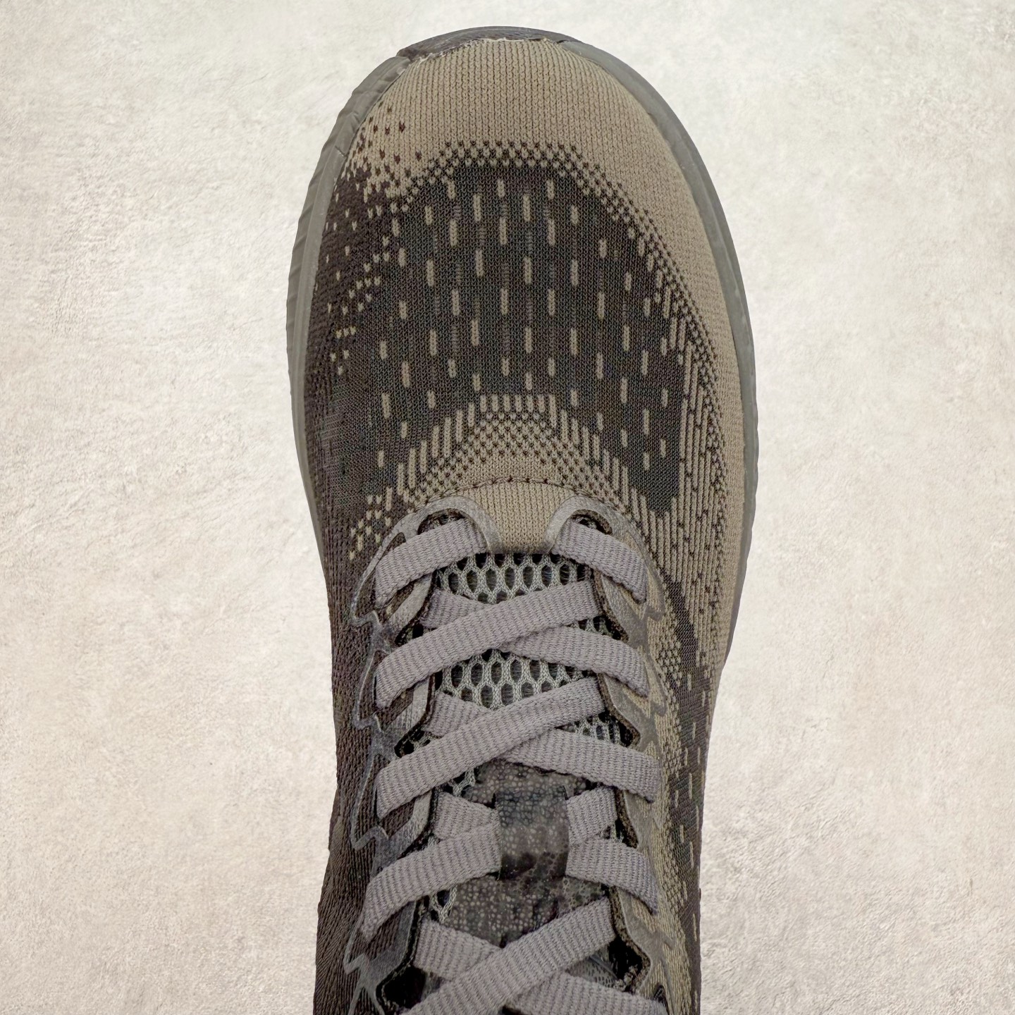 图片[4]-＃特价福利 HOKA ONE ONE MACH 马赫6 柔软舒适Y2K复古跑鞋防滑耐磨低帮跑步鞋 鞋面上部使用了编织紧密的单层提花网纱（Creel Jacquard）针织技术，虽然初穿时中足部位包裹稍显紧绷，但在几次穿着跑步后会好转，材料舒适贴合，无热点或刺激现象出现。鞋带系统标准配置，鞋带质量理想，鞋舌薄而填充少，内外两侧完全接合，能很好地包裹足部。Mach 6的中底摒弃了先前Mach 5所使用的PROFLY+双层中底和橡胶化泡沫，转而采用全新的SCF（超级临界泡沫）EVA材料，该材料为跑者提供了更明显的回弹感，在落地时能够快速反弹推离地面。相较于Mach 5的软弹着地感，Mach 6带来了一种显著不同的跑步体验。尺码：36 36.5 37.5 38 38.5 39 40 40.5 41 42 42.5 43 44 44.5 45-选品中心