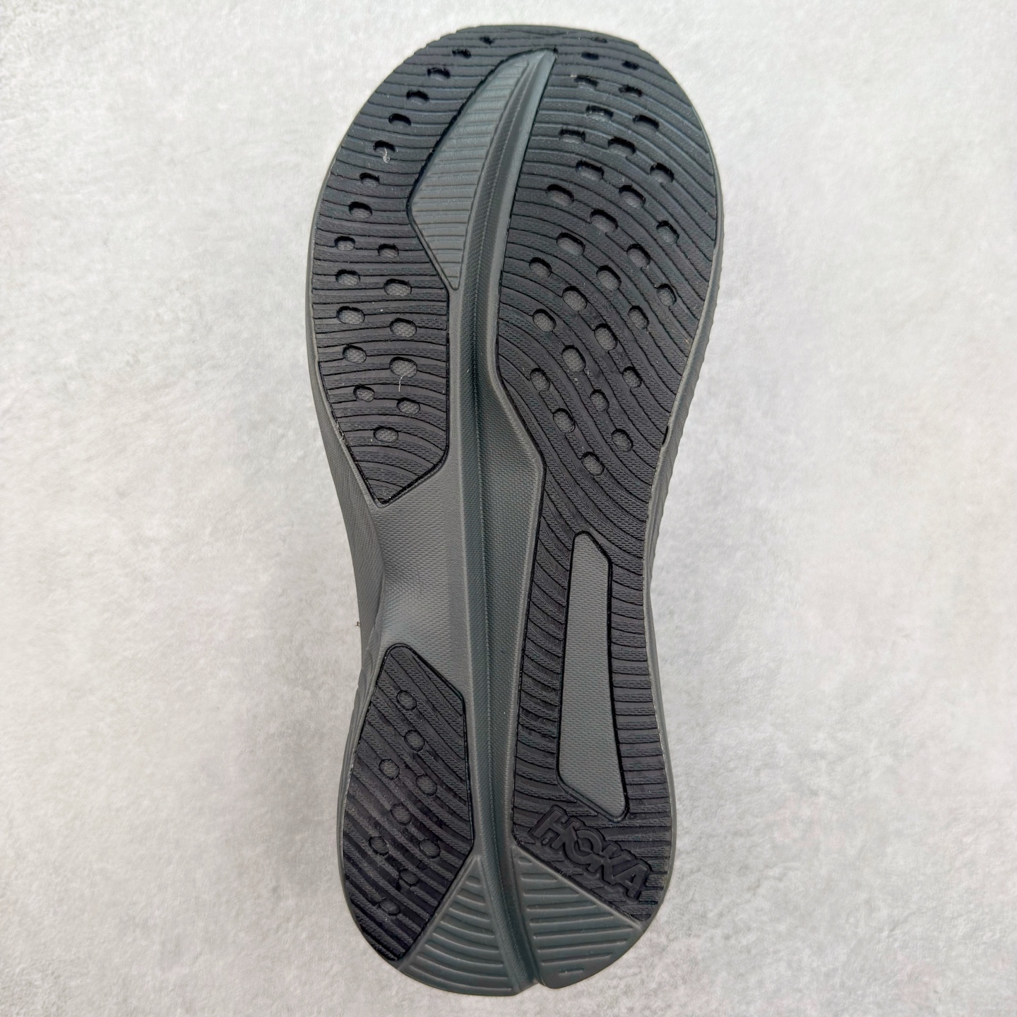 图片[9]-＃特价福利 HOKA ONE ONE MACH 马赫6 柔软舒适Y2K复古跑鞋防滑耐磨低帮跑步鞋 鞋面上部使用了编织紧密的单层提花网纱（Creel Jacquard）针织技术，虽然初穿时中足部位包裹稍显紧绷，但在几次穿着跑步后会好转，材料舒适贴合，无热点或刺激现象出现。鞋带系统标准配置，鞋带质量理想，鞋舌薄而填充少，内外两侧完全接合，能很好地包裹足部。Mach 6的中底摒弃了先前Mach 5所使用的PROFLY+双层中底和橡胶化泡沫，转而采用全新的SCF（超级临界泡沫）EVA材料，该材料为跑者提供了更明显的回弹感，在落地时能够快速反弹推离地面。相较于Mach 5的软弹着地感，Mach 6带来了一种显著不同的跑步体验。尺码：36 36.5 37.5 38 38.5 39 40 40.5 41 42 42.5 43 44 44.5 45-选品中心