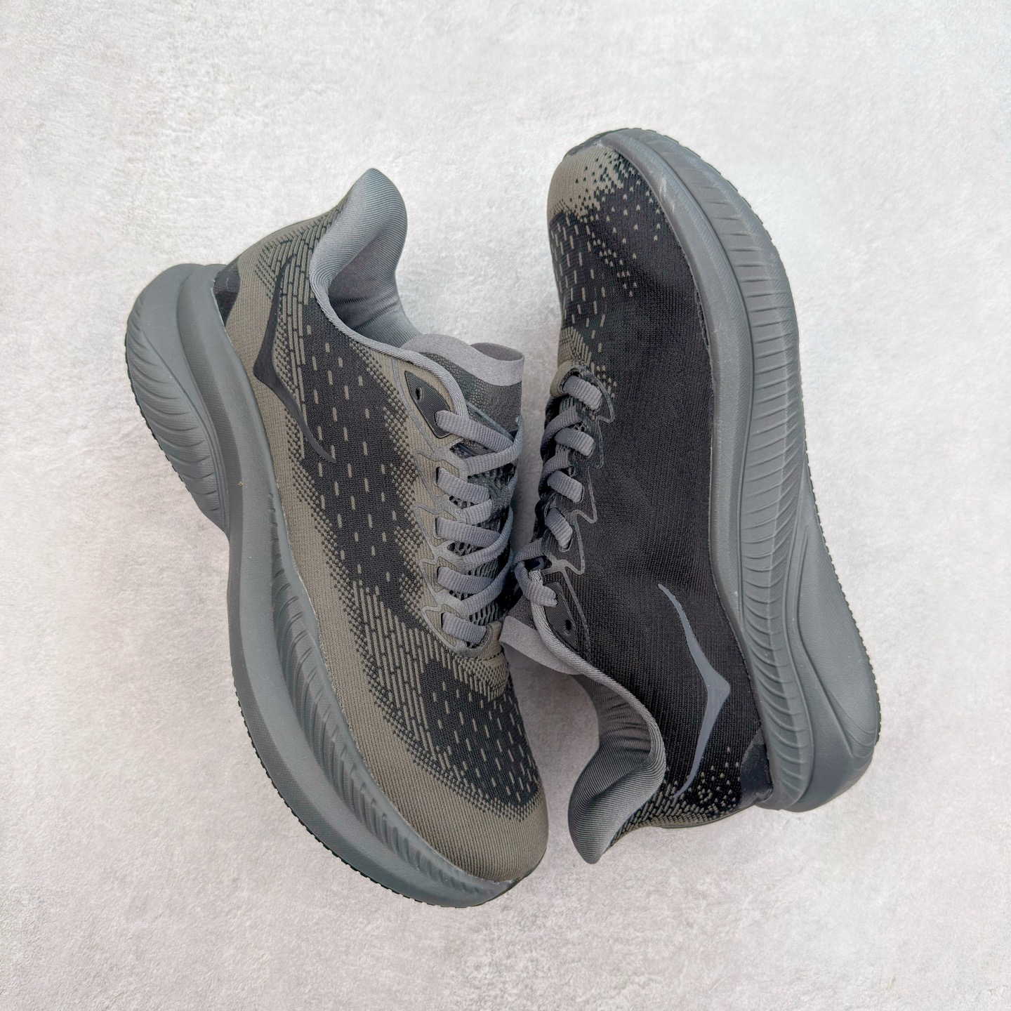 图片[3]-＃特价福利 HOKA ONE ONE MACH 马赫6 柔软舒适Y2K复古跑鞋防滑耐磨低帮跑步鞋 鞋面上部使用了编织紧密的单层提花网纱（Creel Jacquard）针织技术，虽然初穿时中足部位包裹稍显紧绷，但在几次穿着跑步后会好转，材料舒适贴合，无热点或刺激现象出现。鞋带系统标准配置，鞋带质量理想，鞋舌薄而填充少，内外两侧完全接合，能很好地包裹足部。Mach 6的中底摒弃了先前Mach 5所使用的PROFLY+双层中底和橡胶化泡沫，转而采用全新的SCF（超级临界泡沫）EVA材料，该材料为跑者提供了更明显的回弹感，在落地时能够快速反弹推离地面。相较于Mach 5的软弹着地感，Mach 6带来了一种显著不同的跑步体验。尺码：36 36.5 37.5 38 38.5 39 40 40.5 41 42 42.5 43 44 44.5 45-选品中心