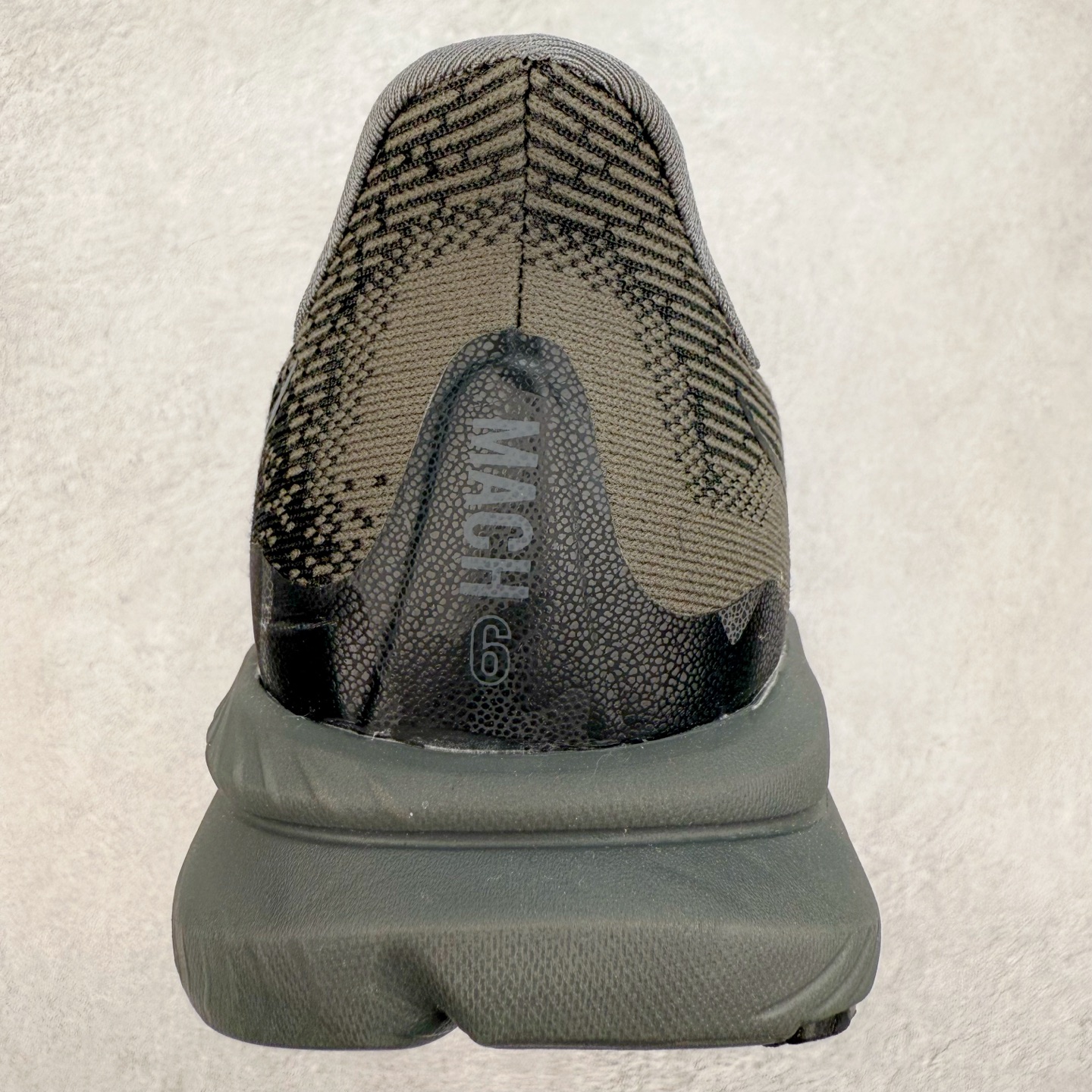 图片[8]-＃特价福利 HOKA ONE ONE MACH 马赫6 柔软舒适Y2K复古跑鞋防滑耐磨低帮跑步鞋 鞋面上部使用了编织紧密的单层提花网纱（Creel Jacquard）针织技术，虽然初穿时中足部位包裹稍显紧绷，但在几次穿着跑步后会好转，材料舒适贴合，无热点或刺激现象出现。鞋带系统标准配置，鞋带质量理想，鞋舌薄而填充少，内外两侧完全接合，能很好地包裹足部。Mach 6的中底摒弃了先前Mach 5所使用的PROFLY+双层中底和橡胶化泡沫，转而采用全新的SCF（超级临界泡沫）EVA材料，该材料为跑者提供了更明显的回弹感，在落地时能够快速反弹推离地面。相较于Mach 5的软弹着地感，Mach 6带来了一种显著不同的跑步体验。尺码：36 36.5 37.5 38 38.5 39 40 40.5 41 42 42.5 43 44 44.5 45-选品中心