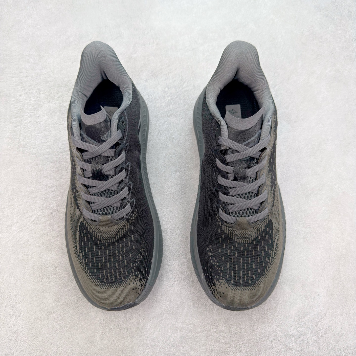 图片[2]-＃特价福利 HOKA ONE ONE MACH 马赫6 柔软舒适Y2K复古跑鞋防滑耐磨低帮跑步鞋 鞋面上部使用了编织紧密的单层提花网纱（Creel Jacquard）针织技术，虽然初穿时中足部位包裹稍显紧绷，但在几次穿着跑步后会好转，材料舒适贴合，无热点或刺激现象出现。鞋带系统标准配置，鞋带质量理想，鞋舌薄而填充少，内外两侧完全接合，能很好地包裹足部。Mach 6的中底摒弃了先前Mach 5所使用的PROFLY+双层中底和橡胶化泡沫，转而采用全新的SCF（超级临界泡沫）EVA材料，该材料为跑者提供了更明显的回弹感，在落地时能够快速反弹推离地面。相较于Mach 5的软弹着地感，Mach 6带来了一种显著不同的跑步体验。尺码：36 36.5 37.5 38 38.5 39 40 40.5 41 42 42.5 43 44 44.5 45-选品中心