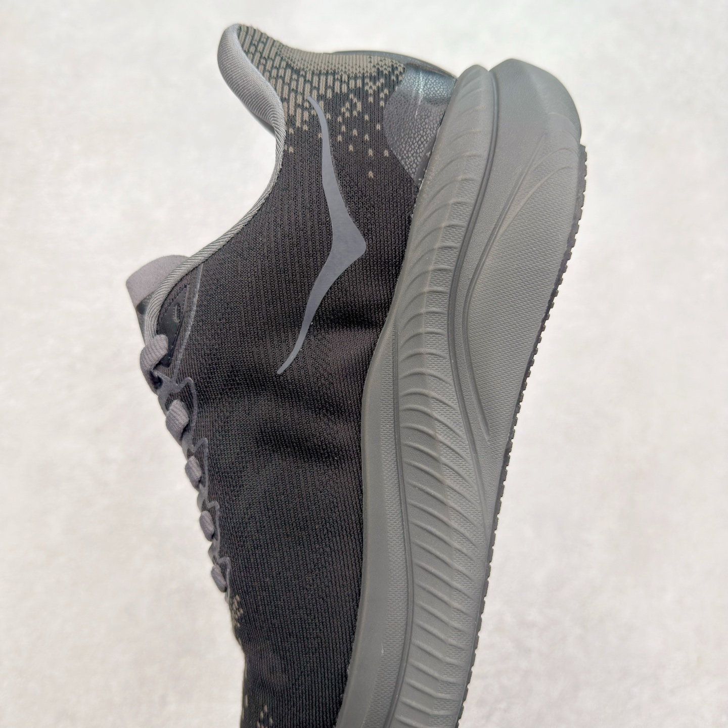 图片[7]-＃特价福利 HOKA ONE ONE MACH 马赫6 柔软舒适Y2K复古跑鞋防滑耐磨低帮跑步鞋 鞋面上部使用了编织紧密的单层提花网纱（Creel Jacquard）针织技术，虽然初穿时中足部位包裹稍显紧绷，但在几次穿着跑步后会好转，材料舒适贴合，无热点或刺激现象出现。鞋带系统标准配置，鞋带质量理想，鞋舌薄而填充少，内外两侧完全接合，能很好地包裹足部。Mach 6的中底摒弃了先前Mach 5所使用的PROFLY+双层中底和橡胶化泡沫，转而采用全新的SCF（超级临界泡沫）EVA材料，该材料为跑者提供了更明显的回弹感，在落地时能够快速反弹推离地面。相较于Mach 5的软弹着地感，Mach 6带来了一种显著不同的跑步体验。尺码：36 36.5 37.5 38 38.5 39 40 40.5 41 42 42.5 43 44 44.5 45-选品中心