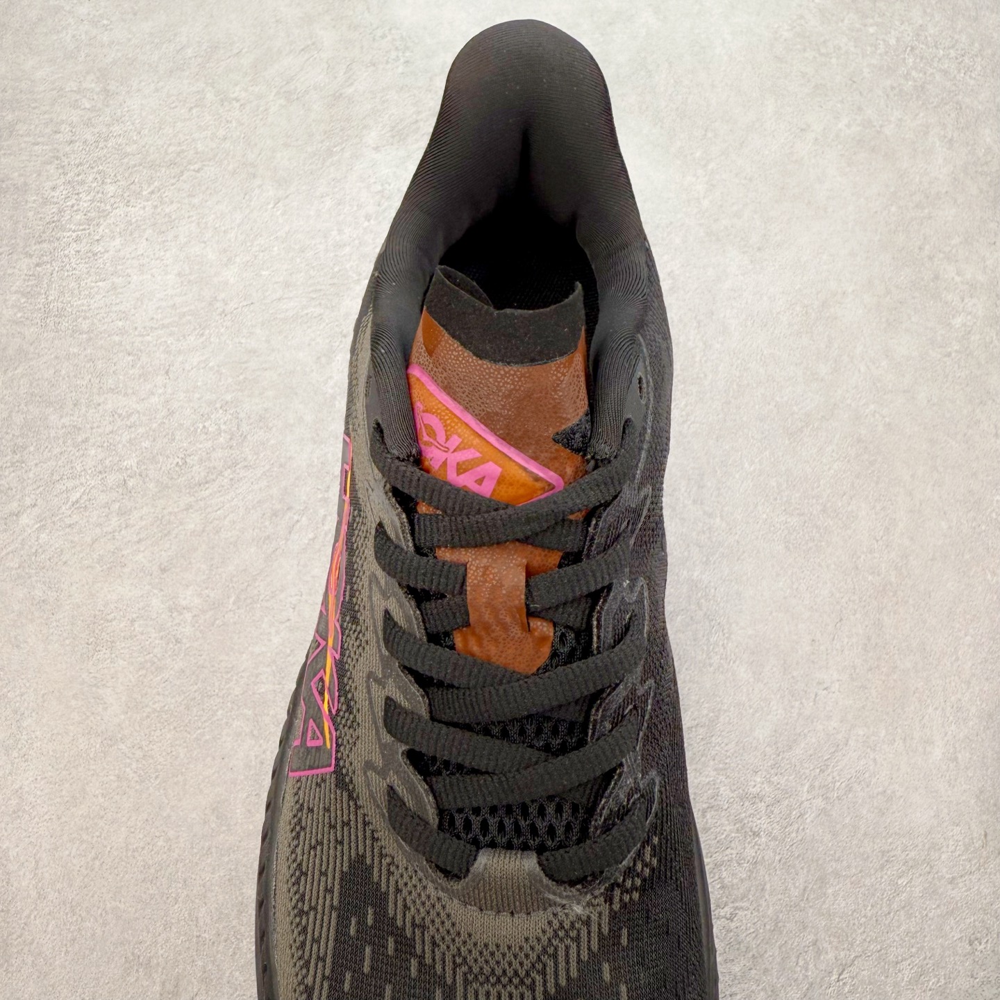 图片[5]-＃特价福利 HOKA ONE ONE MACH 马赫6 柔软舒适Y2K复古跑鞋防滑耐磨低帮跑步鞋 鞋面上部使用了编织紧密的单层提花网纱（Creel Jacquard）针织技术，虽然初穿时中足部位包裹稍显紧绷，但在几次穿着跑步后会好转，材料舒适贴合，无热点或刺激现象出现。鞋带系统标准配置，鞋带质量理想，鞋舌薄而填充少，内外两侧完全接合，能很好地包裹足部。Mach 6的中底摒弃了先前Mach 5所使用的PROFLY+双层中底和橡胶化泡沫，转而采用全新的SCF（超级临界泡沫）EVA材料，该材料为跑者提供了更明显的回弹感，在落地时能够快速反弹推离地面。相较于Mach 5的软弹着地感，Mach 6带来了一种显著不同的跑步体验。尺码：36 36.5 37.5 38 38.5 39 40 40.5 41 42 42.5 43 44 44.5 45-选品中心