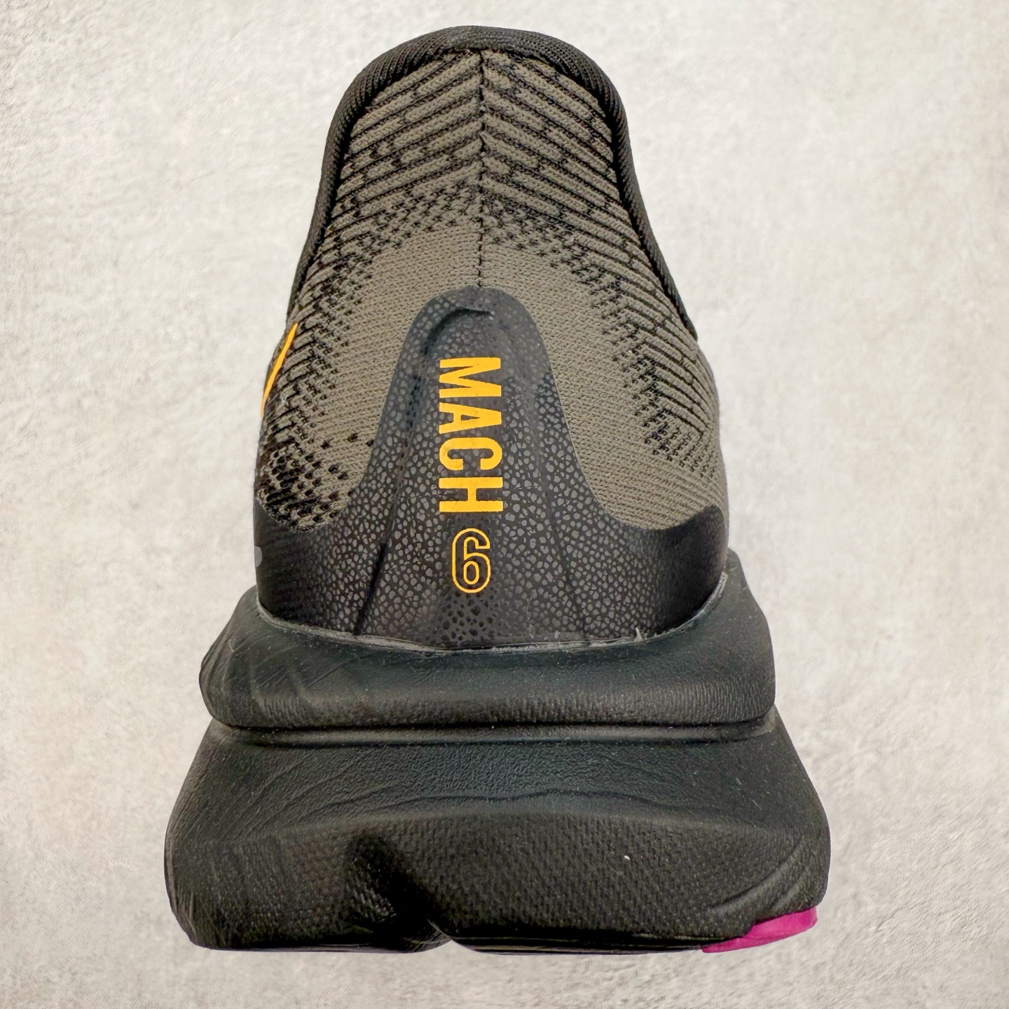 图片[8]-＃特价福利 HOKA ONE ONE MACH 马赫6 柔软舒适Y2K复古跑鞋防滑耐磨低帮跑步鞋 鞋面上部使用了编织紧密的单层提花网纱（Creel Jacquard）针织技术，虽然初穿时中足部位包裹稍显紧绷，但在几次穿着跑步后会好转，材料舒适贴合，无热点或刺激现象出现。鞋带系统标准配置，鞋带质量理想，鞋舌薄而填充少，内外两侧完全接合，能很好地包裹足部。Mach 6的中底摒弃了先前Mach 5所使用的PROFLY+双层中底和橡胶化泡沫，转而采用全新的SCF（超级临界泡沫）EVA材料，该材料为跑者提供了更明显的回弹感，在落地时能够快速反弹推离地面。相较于Mach 5的软弹着地感，Mach 6带来了一种显著不同的跑步体验。尺码：36 36.5 37.5 38 38.5 39 40 40.5 41 42 42.5 43 44 44.5 45-选品中心