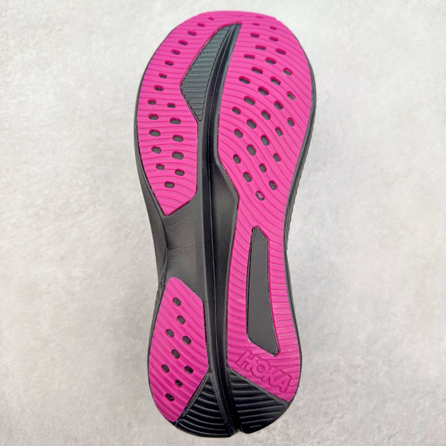 图片[9]-＃特价福利 HOKA ONE ONE MACH 马赫6 柔软舒适Y2K复古跑鞋防滑耐磨低帮跑步鞋 鞋面上部使用了编织紧密的单层提花网纱（Creel Jacquard）针织技术，虽然初穿时中足部位包裹稍显紧绷，但在几次穿着跑步后会好转，材料舒适贴合，无热点或刺激现象出现。鞋带系统标准配置，鞋带质量理想，鞋舌薄而填充少，内外两侧完全接合，能很好地包裹足部。Mach 6的中底摒弃了先前Mach 5所使用的PROFLY+双层中底和橡胶化泡沫，转而采用全新的SCF（超级临界泡沫）EVA材料，该材料为跑者提供了更明显的回弹感，在落地时能够快速反弹推离地面。相较于Mach 5的软弹着地感，Mach 6带来了一种显著不同的跑步体验。尺码：36 36.5 37.5 38 38.5 39 40 40.5 41 42 42.5 43 44 44.5 45-选品中心