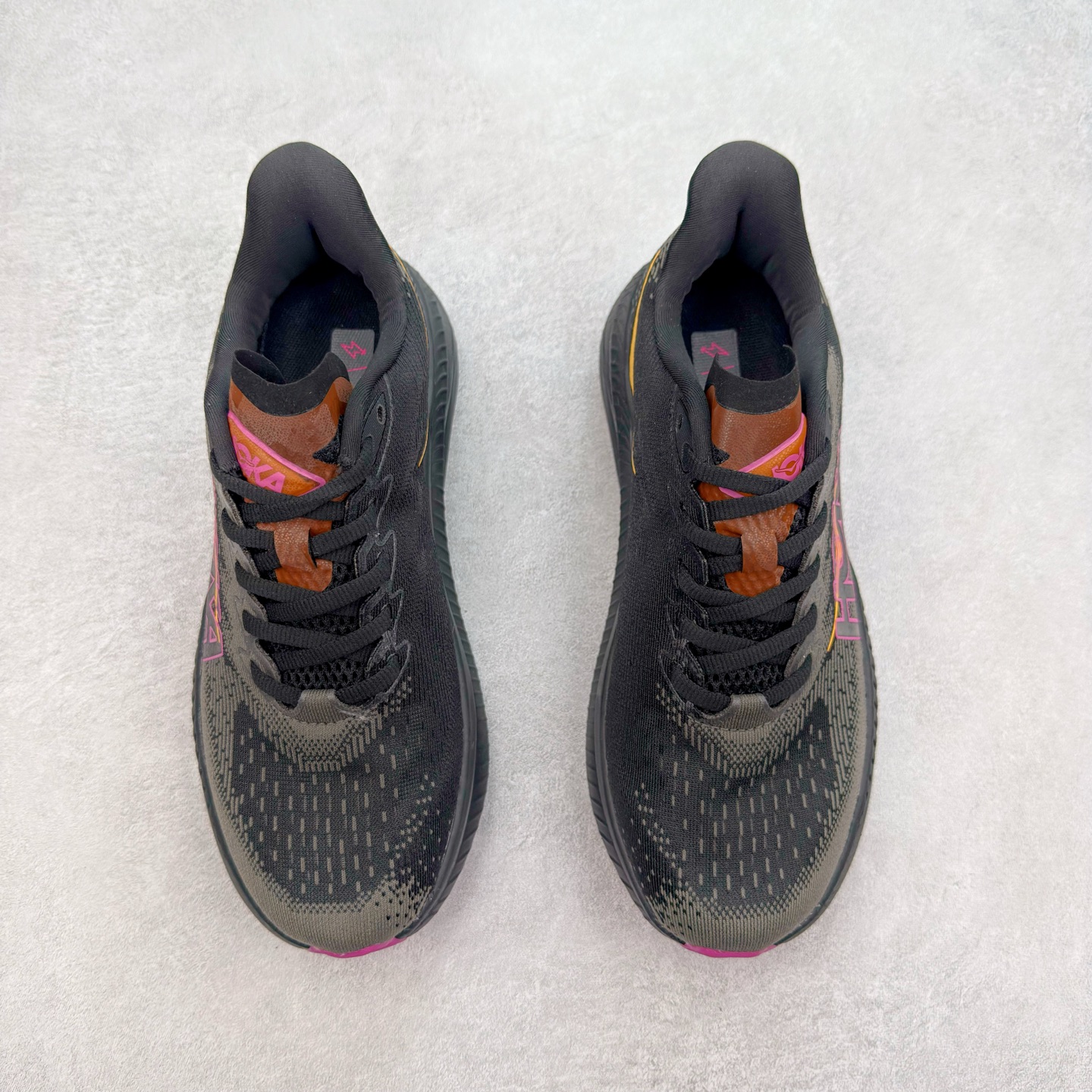 图片[2]-＃特价福利 HOKA ONE ONE MACH 马赫6 柔软舒适Y2K复古跑鞋防滑耐磨低帮跑步鞋 鞋面上部使用了编织紧密的单层提花网纱（Creel Jacquard）针织技术，虽然初穿时中足部位包裹稍显紧绷，但在几次穿着跑步后会好转，材料舒适贴合，无热点或刺激现象出现。鞋带系统标准配置，鞋带质量理想，鞋舌薄而填充少，内外两侧完全接合，能很好地包裹足部。Mach 6的中底摒弃了先前Mach 5所使用的PROFLY+双层中底和橡胶化泡沫，转而采用全新的SCF（超级临界泡沫）EVA材料，该材料为跑者提供了更明显的回弹感，在落地时能够快速反弹推离地面。相较于Mach 5的软弹着地感，Mach 6带来了一种显著不同的跑步体验。尺码：36 36.5 37.5 38 38.5 39 40 40.5 41 42 42.5 43 44 44.5 45-选品中心