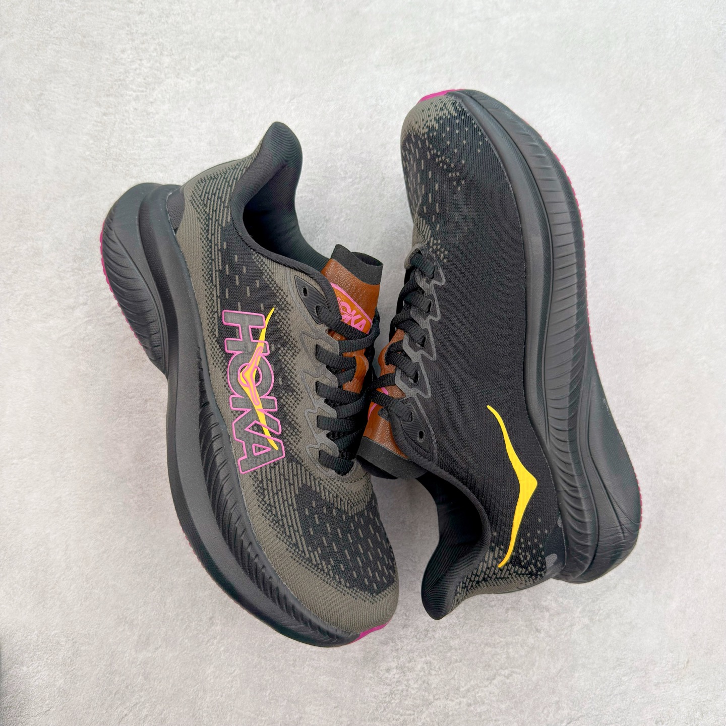 图片[3]-＃特价福利 HOKA ONE ONE MACH 马赫6 柔软舒适Y2K复古跑鞋防滑耐磨低帮跑步鞋 鞋面上部使用了编织紧密的单层提花网纱（Creel Jacquard）针织技术，虽然初穿时中足部位包裹稍显紧绷，但在几次穿着跑步后会好转，材料舒适贴合，无热点或刺激现象出现。鞋带系统标准配置，鞋带质量理想，鞋舌薄而填充少，内外两侧完全接合，能很好地包裹足部。Mach 6的中底摒弃了先前Mach 5所使用的PROFLY+双层中底和橡胶化泡沫，转而采用全新的SCF（超级临界泡沫）EVA材料，该材料为跑者提供了更明显的回弹感，在落地时能够快速反弹推离地面。相较于Mach 5的软弹着地感，Mach 6带来了一种显著不同的跑步体验。尺码：36 36.5 37.5 38 38.5 39 40 40.5 41 42 42.5 43 44 44.5 45-选品中心