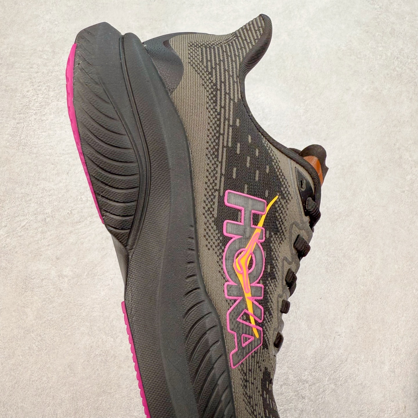 图片[6]-＃特价福利 HOKA ONE ONE MACH 马赫6 柔软舒适Y2K复古跑鞋防滑耐磨低帮跑步鞋 鞋面上部使用了编织紧密的单层提花网纱（Creel Jacquard）针织技术，虽然初穿时中足部位包裹稍显紧绷，但在几次穿着跑步后会好转，材料舒适贴合，无热点或刺激现象出现。鞋带系统标准配置，鞋带质量理想，鞋舌薄而填充少，内外两侧完全接合，能很好地包裹足部。Mach 6的中底摒弃了先前Mach 5所使用的PROFLY+双层中底和橡胶化泡沫，转而采用全新的SCF（超级临界泡沫）EVA材料，该材料为跑者提供了更明显的回弹感，在落地时能够快速反弹推离地面。相较于Mach 5的软弹着地感，Mach 6带来了一种显著不同的跑步体验。尺码：36 36.5 37.5 38 38.5 39 40 40.5 41 42 42.5 43 44 44.5 45-选品中心