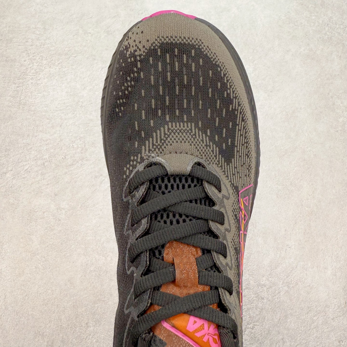 图片[4]-＃特价福利 HOKA ONE ONE MACH 马赫6 柔软舒适Y2K复古跑鞋防滑耐磨低帮跑步鞋 鞋面上部使用了编织紧密的单层提花网纱（Creel Jacquard）针织技术，虽然初穿时中足部位包裹稍显紧绷，但在几次穿着跑步后会好转，材料舒适贴合，无热点或刺激现象出现。鞋带系统标准配置，鞋带质量理想，鞋舌薄而填充少，内外两侧完全接合，能很好地包裹足部。Mach 6的中底摒弃了先前Mach 5所使用的PROFLY+双层中底和橡胶化泡沫，转而采用全新的SCF（超级临界泡沫）EVA材料，该材料为跑者提供了更明显的回弹感，在落地时能够快速反弹推离地面。相较于Mach 5的软弹着地感，Mach 6带来了一种显著不同的跑步体验。尺码：36 36.5 37.5 38 38.5 39 40 40.5 41 42 42.5 43 44 44.5 45-选品中心