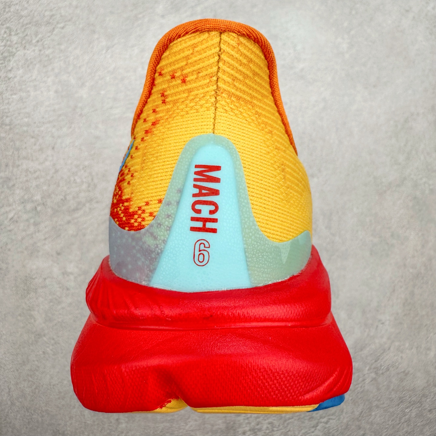 图片[8]-＃特价福利 HOKA ONE ONE MACH 马赫6 柔软舒适Y2K复古跑鞋防滑耐磨低帮跑步鞋 鞋面上部使用了编织紧密的单层提花网纱（Creel Jacquard）针织技术，虽然初穿时中足部位包裹稍显紧绷，但在几次穿着跑步后会好转，材料舒适贴合，无热点或刺激现象出现。鞋带系统标准配置，鞋带质量理想，鞋舌薄而填充少，内外两侧完全接合，能很好地包裹足部。Mach 6的中底摒弃了先前Mach 5所使用的PROFLY+双层中底和橡胶化泡沫，转而采用全新的SCF（超级临界泡沫）EVA材料，该材料为跑者提供了更明显的回弹感，在落地时能够快速反弹推离地面。相较于Mach 5的软弹着地感，Mach 6带来了一种显著不同的跑步体验。尺码：36 36.5 37.5 38 38.5 39 40 40.5 41 42 42.5 43 44 44.5 45-选品中心