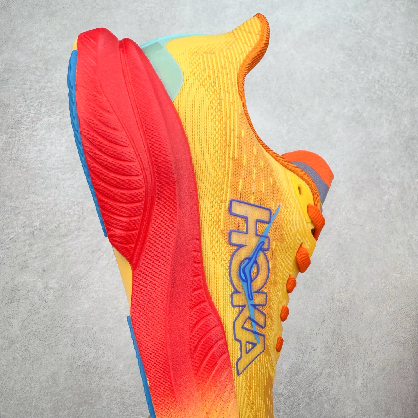 图片[6]-＃特价福利 HOKA ONE ONE MACH 马赫6 柔软舒适Y2K复古跑鞋防滑耐磨低帮跑步鞋 鞋面上部使用了编织紧密的单层提花网纱（Creel Jacquard）针织技术，虽然初穿时中足部位包裹稍显紧绷，但在几次穿着跑步后会好转，材料舒适贴合，无热点或刺激现象出现。鞋带系统标准配置，鞋带质量理想，鞋舌薄而填充少，内外两侧完全接合，能很好地包裹足部。Mach 6的中底摒弃了先前Mach 5所使用的PROFLY+双层中底和橡胶化泡沫，转而采用全新的SCF（超级临界泡沫）EVA材料，该材料为跑者提供了更明显的回弹感，在落地时能够快速反弹推离地面。相较于Mach 5的软弹着地感，Mach 6带来了一种显著不同的跑步体验。尺码：36 36.5 37.5 38 38.5 39 40 40.5 41 42 42.5 43 44 44.5 45-选品中心