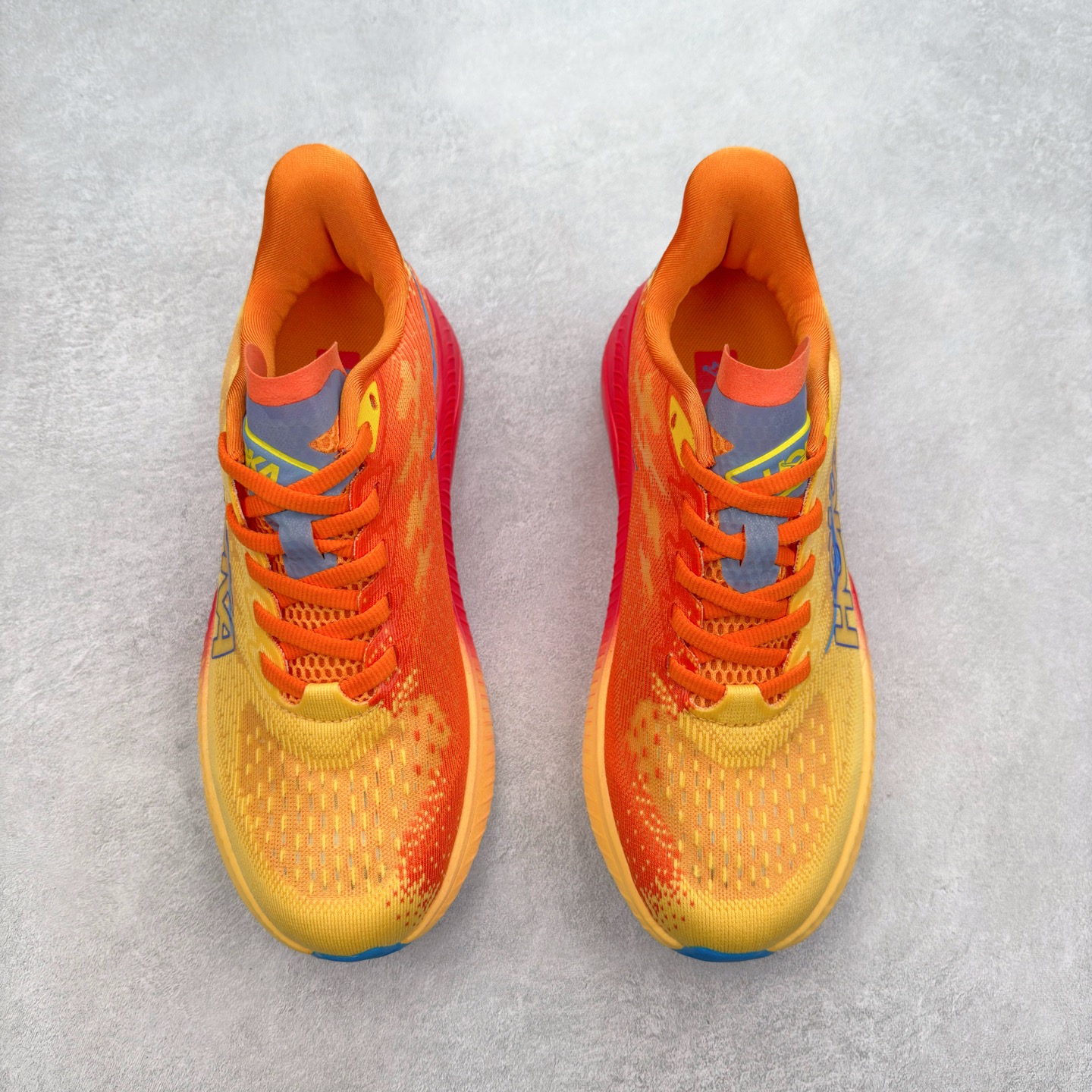 图片[2]-＃特价福利 HOKA ONE ONE MACH 马赫6 柔软舒适Y2K复古跑鞋防滑耐磨低帮跑步鞋 鞋面上部使用了编织紧密的单层提花网纱（Creel Jacquard）针织技术，虽然初穿时中足部位包裹稍显紧绷，但在几次穿着跑步后会好转，材料舒适贴合，无热点或刺激现象出现。鞋带系统标准配置，鞋带质量理想，鞋舌薄而填充少，内外两侧完全接合，能很好地包裹足部。Mach 6的中底摒弃了先前Mach 5所使用的PROFLY+双层中底和橡胶化泡沫，转而采用全新的SCF（超级临界泡沫）EVA材料，该材料为跑者提供了更明显的回弹感，在落地时能够快速反弹推离地面。相较于Mach 5的软弹着地感，Mach 6带来了一种显著不同的跑步体验。尺码：36 36.5 37.5 38 38.5 39 40 40.5 41 42 42.5 43 44 44.5 45-选品中心