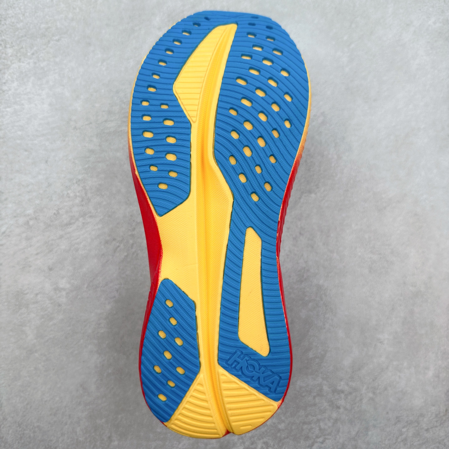 图片[9]-＃特价福利 HOKA ONE ONE MACH 马赫6 柔软舒适Y2K复古跑鞋防滑耐磨低帮跑步鞋 鞋面上部使用了编织紧密的单层提花网纱（Creel Jacquard）针织技术，虽然初穿时中足部位包裹稍显紧绷，但在几次穿着跑步后会好转，材料舒适贴合，无热点或刺激现象出现。鞋带系统标准配置，鞋带质量理想，鞋舌薄而填充少，内外两侧完全接合，能很好地包裹足部。Mach 6的中底摒弃了先前Mach 5所使用的PROFLY+双层中底和橡胶化泡沫，转而采用全新的SCF（超级临界泡沫）EVA材料，该材料为跑者提供了更明显的回弹感，在落地时能够快速反弹推离地面。相较于Mach 5的软弹着地感，Mach 6带来了一种显著不同的跑步体验。尺码：36 36.5 37.5 38 38.5 39 40 40.5 41 42 42.5 43 44 44.5 45-选品中心