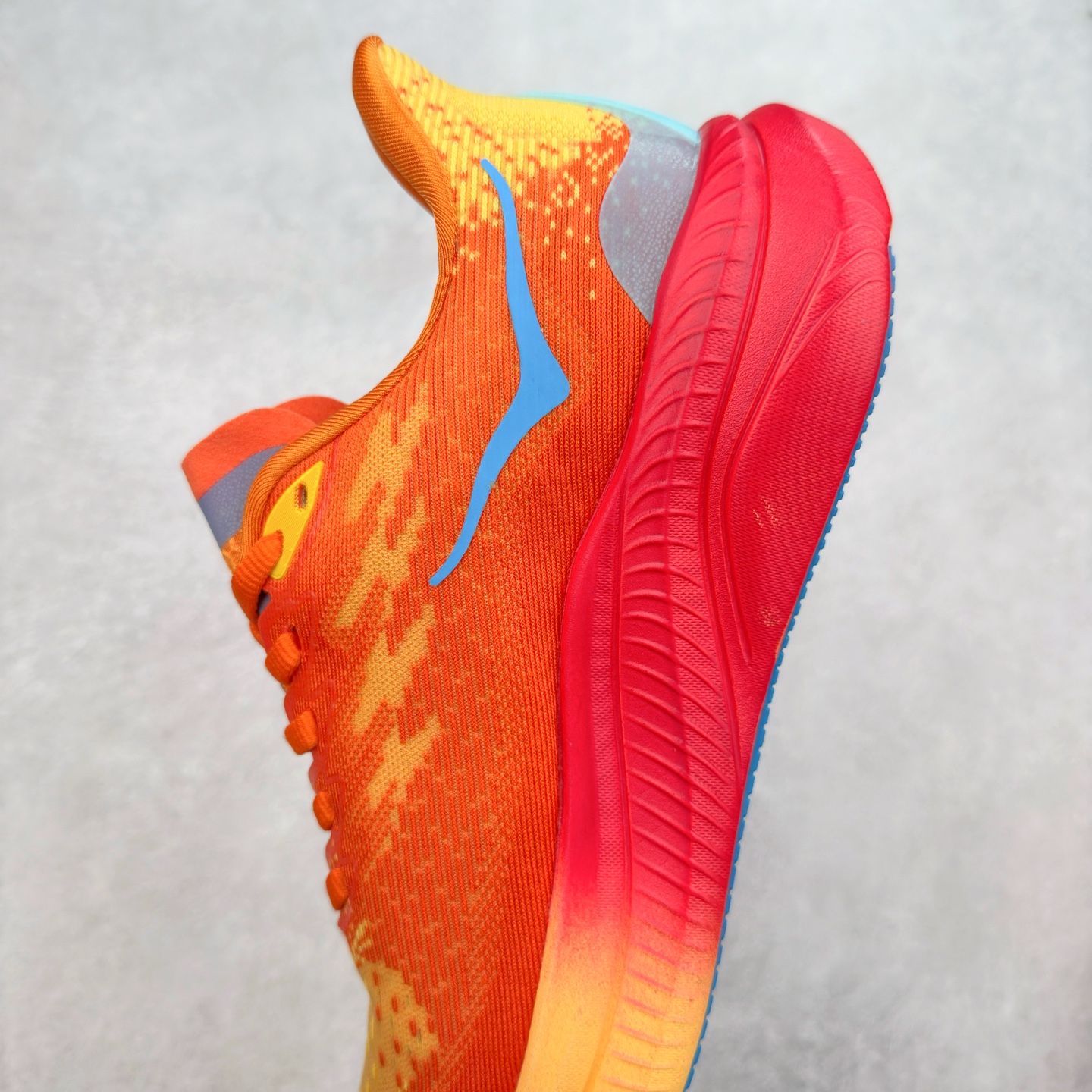 图片[7]-＃特价福利 HOKA ONE ONE MACH 马赫6 柔软舒适Y2K复古跑鞋防滑耐磨低帮跑步鞋 鞋面上部使用了编织紧密的单层提花网纱（Creel Jacquard）针织技术，虽然初穿时中足部位包裹稍显紧绷，但在几次穿着跑步后会好转，材料舒适贴合，无热点或刺激现象出现。鞋带系统标准配置，鞋带质量理想，鞋舌薄而填充少，内外两侧完全接合，能很好地包裹足部。Mach 6的中底摒弃了先前Mach 5所使用的PROFLY+双层中底和橡胶化泡沫，转而采用全新的SCF（超级临界泡沫）EVA材料，该材料为跑者提供了更明显的回弹感，在落地时能够快速反弹推离地面。相较于Mach 5的软弹着地感，Mach 6带来了一种显著不同的跑步体验。尺码：36 36.5 37.5 38 38.5 39 40 40.5 41 42 42.5 43 44 44.5 45-选品中心