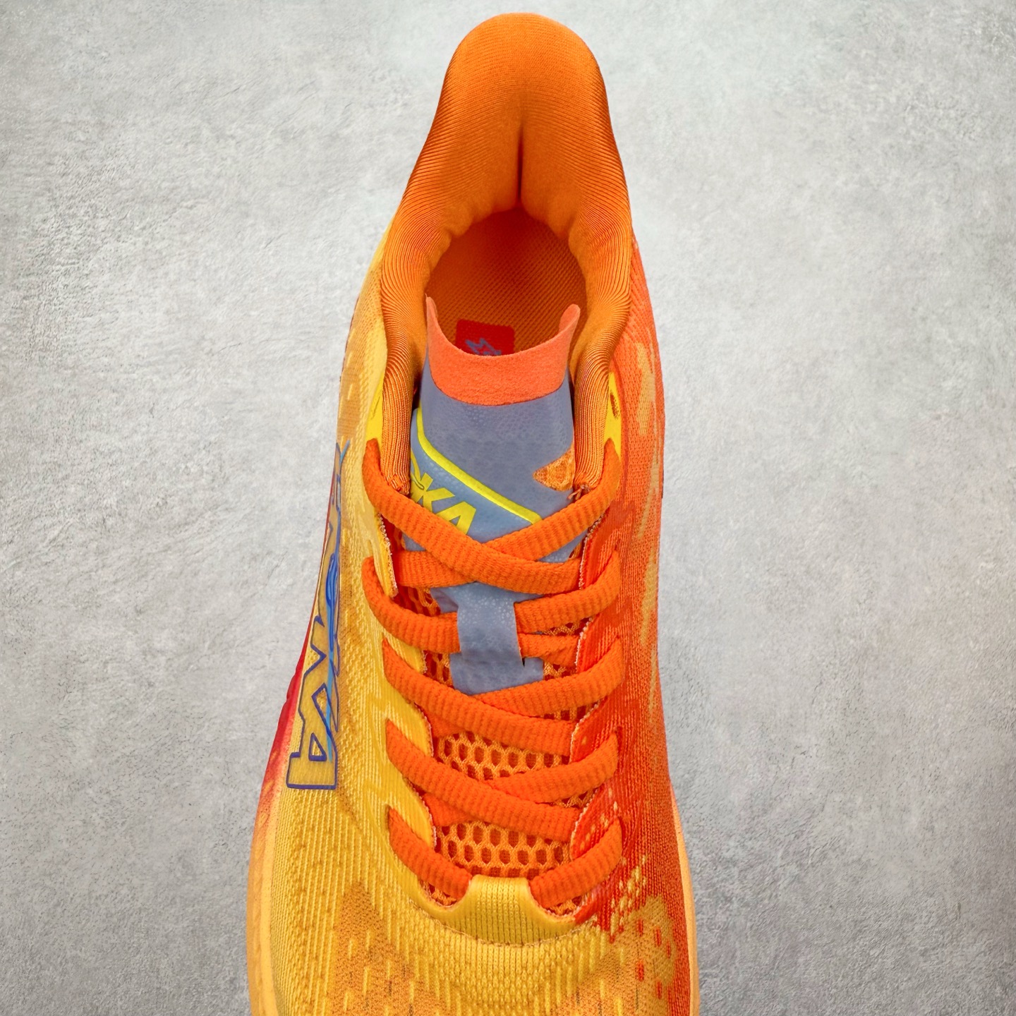 图片[5]-＃特价福利 HOKA ONE ONE MACH 马赫6 柔软舒适Y2K复古跑鞋防滑耐磨低帮跑步鞋 鞋面上部使用了编织紧密的单层提花网纱（Creel Jacquard）针织技术，虽然初穿时中足部位包裹稍显紧绷，但在几次穿着跑步后会好转，材料舒适贴合，无热点或刺激现象出现。鞋带系统标准配置，鞋带质量理想，鞋舌薄而填充少，内外两侧完全接合，能很好地包裹足部。Mach 6的中底摒弃了先前Mach 5所使用的PROFLY+双层中底和橡胶化泡沫，转而采用全新的SCF（超级临界泡沫）EVA材料，该材料为跑者提供了更明显的回弹感，在落地时能够快速反弹推离地面。相较于Mach 5的软弹着地感，Mach 6带来了一种显著不同的跑步体验。尺码：36 36.5 37.5 38 38.5 39 40 40.5 41 42 42.5 43 44 44.5 45-选品中心