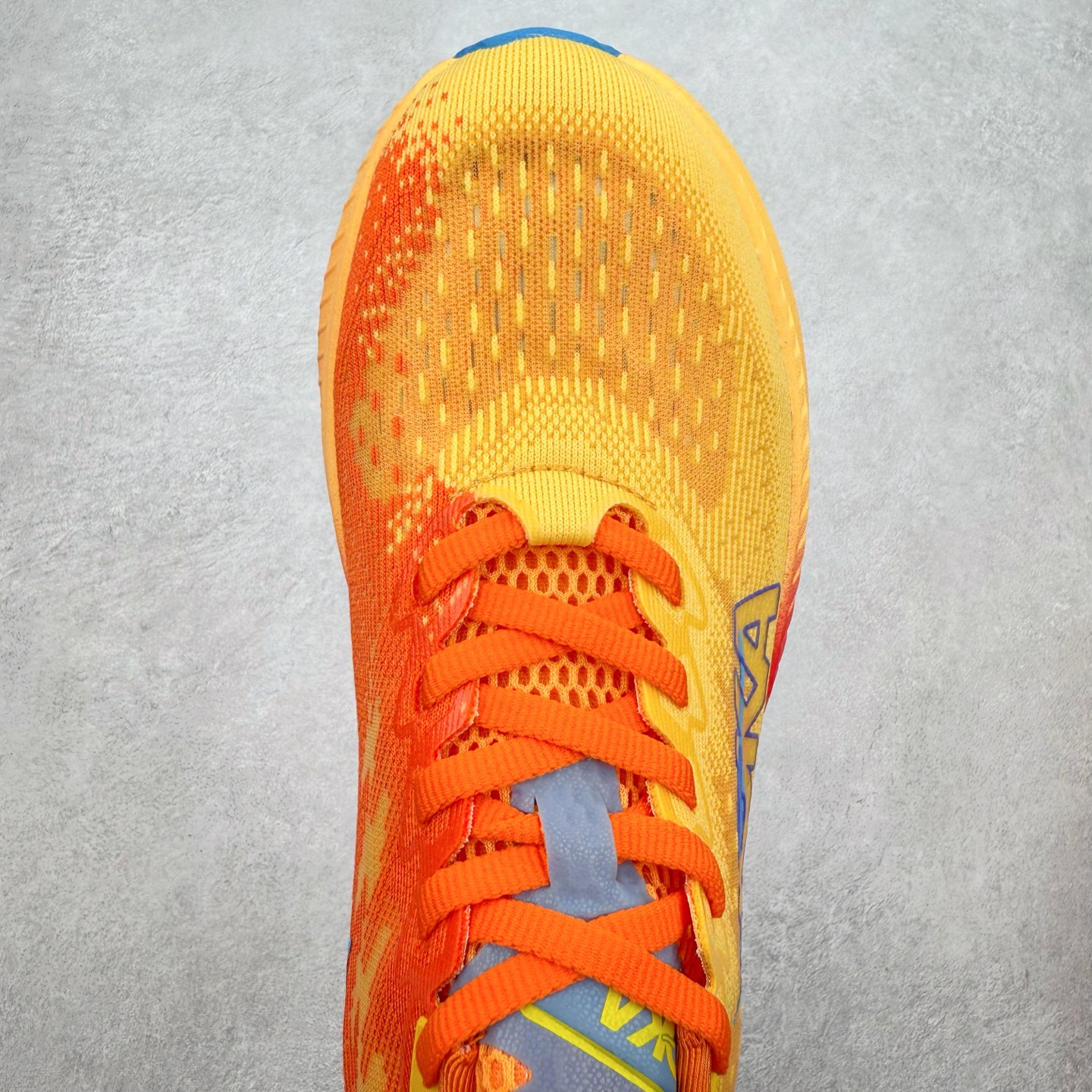 图片[4]-＃特价福利 HOKA ONE ONE MACH 马赫6 柔软舒适Y2K复古跑鞋防滑耐磨低帮跑步鞋 鞋面上部使用了编织紧密的单层提花网纱（Creel Jacquard）针织技术，虽然初穿时中足部位包裹稍显紧绷，但在几次穿着跑步后会好转，材料舒适贴合，无热点或刺激现象出现。鞋带系统标准配置，鞋带质量理想，鞋舌薄而填充少，内外两侧完全接合，能很好地包裹足部。Mach 6的中底摒弃了先前Mach 5所使用的PROFLY+双层中底和橡胶化泡沫，转而采用全新的SCF（超级临界泡沫）EVA材料，该材料为跑者提供了更明显的回弹感，在落地时能够快速反弹推离地面。相较于Mach 5的软弹着地感，Mach 6带来了一种显著不同的跑步体验。尺码：36 36.5 37.5 38 38.5 39 40 40.5 41 42 42.5 43 44 44.5 45-选品中心