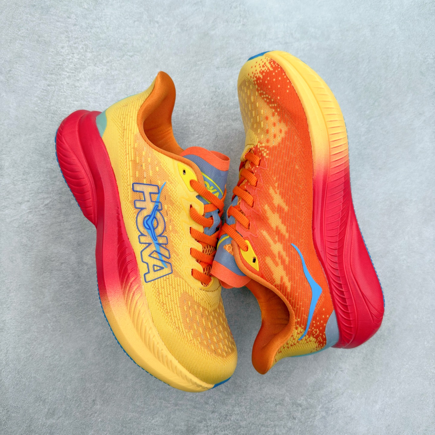 图片[3]-＃特价福利 HOKA ONE ONE MACH 马赫6 柔软舒适Y2K复古跑鞋防滑耐磨低帮跑步鞋 鞋面上部使用了编织紧密的单层提花网纱（Creel Jacquard）针织技术，虽然初穿时中足部位包裹稍显紧绷，但在几次穿着跑步后会好转，材料舒适贴合，无热点或刺激现象出现。鞋带系统标准配置，鞋带质量理想，鞋舌薄而填充少，内外两侧完全接合，能很好地包裹足部。Mach 6的中底摒弃了先前Mach 5所使用的PROFLY+双层中底和橡胶化泡沫，转而采用全新的SCF（超级临界泡沫）EVA材料，该材料为跑者提供了更明显的回弹感，在落地时能够快速反弹推离地面。相较于Mach 5的软弹着地感，Mach 6带来了一种显著不同的跑步体验。尺码：36 36.5 37.5 38 38.5 39 40 40.5 41 42 42.5 43 44 44.5 45-选品中心