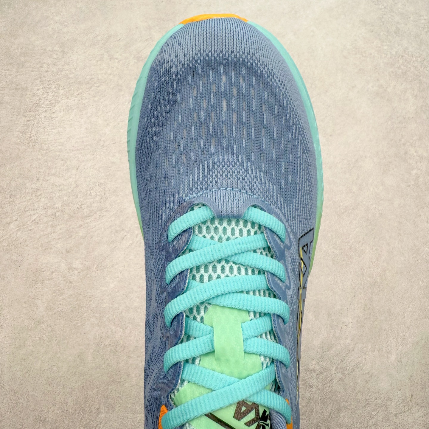 图片[4]-＃特价福利 HOKA ONE ONE MACH 马赫6 柔软舒适Y2K复古跑鞋防滑耐磨低帮跑步鞋 鞋面上部使用了编织紧密的单层提花网纱（Creel Jacquard）针织技术，虽然初穿时中足部位包裹稍显紧绷，但在几次穿着跑步后会好转，材料舒适贴合，无热点或刺激现象出现。鞋带系统标准配置，鞋带质量理想，鞋舌薄而填充少，内外两侧完全接合，能很好地包裹足部。Mach 6的中底摒弃了先前Mach 5所使用的PROFLY+双层中底和橡胶化泡沫，转而采用全新的SCF（超级临界泡沫）EVA材料，该材料为跑者提供了更明显的回弹感，在落地时能够快速反弹推离地面。相较于Mach 5的软弹着地感，Mach 6带来了一种显著不同的跑步体验。尺码：36 36.5 37.5 38 38.5 39 40 40.5 41 42 42.5 43 44 44.5 45-选品中心