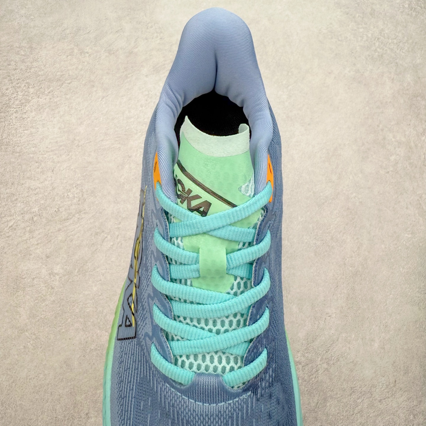 图片[5]-＃特价福利 HOKA ONE ONE MACH 马赫6 柔软舒适Y2K复古跑鞋防滑耐磨低帮跑步鞋 鞋面上部使用了编织紧密的单层提花网纱（Creel Jacquard）针织技术，虽然初穿时中足部位包裹稍显紧绷，但在几次穿着跑步后会好转，材料舒适贴合，无热点或刺激现象出现。鞋带系统标准配置，鞋带质量理想，鞋舌薄而填充少，内外两侧完全接合，能很好地包裹足部。Mach 6的中底摒弃了先前Mach 5所使用的PROFLY+双层中底和橡胶化泡沫，转而采用全新的SCF（超级临界泡沫）EVA材料，该材料为跑者提供了更明显的回弹感，在落地时能够快速反弹推离地面。相较于Mach 5的软弹着地感，Mach 6带来了一种显著不同的跑步体验。尺码：36 36.5 37.5 38 38.5 39 40 40.5 41 42 42.5 43 44 44.5 45-选品中心