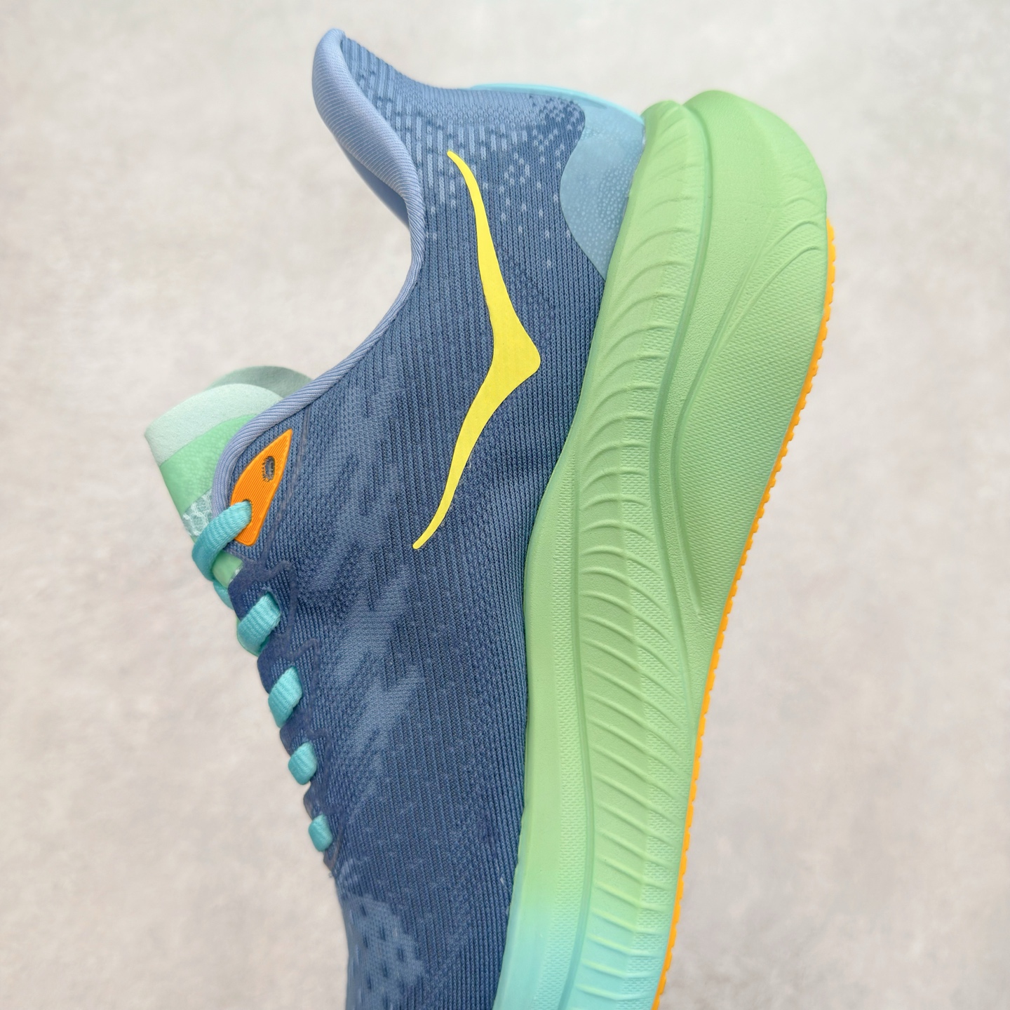 图片[7]-＃特价福利 HOKA ONE ONE MACH 马赫6 柔软舒适Y2K复古跑鞋防滑耐磨低帮跑步鞋 鞋面上部使用了编织紧密的单层提花网纱（Creel Jacquard）针织技术，虽然初穿时中足部位包裹稍显紧绷，但在几次穿着跑步后会好转，材料舒适贴合，无热点或刺激现象出现。鞋带系统标准配置，鞋带质量理想，鞋舌薄而填充少，内外两侧完全接合，能很好地包裹足部。Mach 6的中底摒弃了先前Mach 5所使用的PROFLY+双层中底和橡胶化泡沫，转而采用全新的SCF（超级临界泡沫）EVA材料，该材料为跑者提供了更明显的回弹感，在落地时能够快速反弹推离地面。相较于Mach 5的软弹着地感，Mach 6带来了一种显著不同的跑步体验。尺码：36 36.5 37.5 38 38.5 39 40 40.5 41 42 42.5 43 44 44.5 45-选品中心