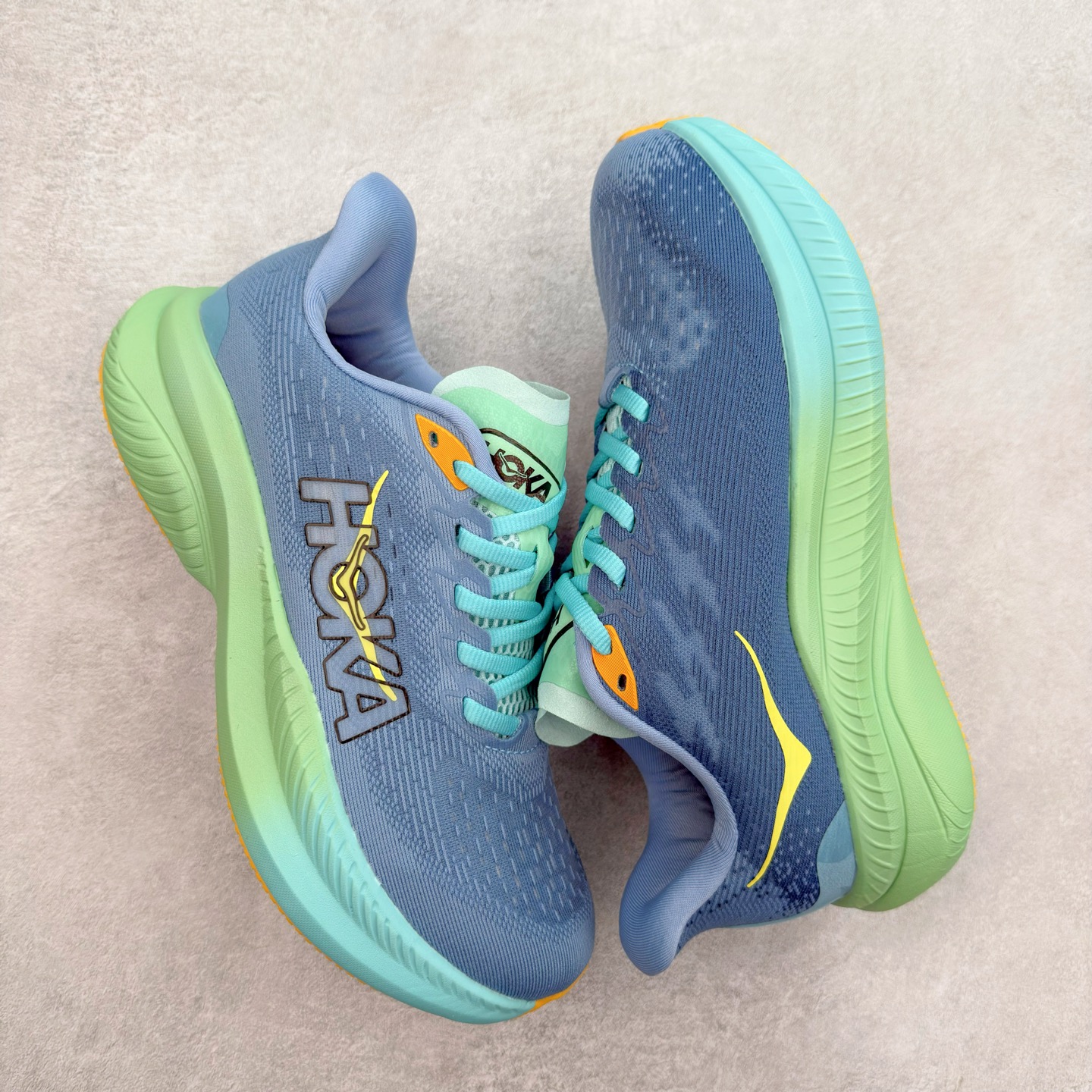 图片[3]-＃特价福利 HOKA ONE ONE MACH 马赫6 柔软舒适Y2K复古跑鞋防滑耐磨低帮跑步鞋 鞋面上部使用了编织紧密的单层提花网纱（Creel Jacquard）针织技术，虽然初穿时中足部位包裹稍显紧绷，但在几次穿着跑步后会好转，材料舒适贴合，无热点或刺激现象出现。鞋带系统标准配置，鞋带质量理想，鞋舌薄而填充少，内外两侧完全接合，能很好地包裹足部。Mach 6的中底摒弃了先前Mach 5所使用的PROFLY+双层中底和橡胶化泡沫，转而采用全新的SCF（超级临界泡沫）EVA材料，该材料为跑者提供了更明显的回弹感，在落地时能够快速反弹推离地面。相较于Mach 5的软弹着地感，Mach 6带来了一种显著不同的跑步体验。尺码：36 36.5 37.5 38 38.5 39 40 40.5 41 42 42.5 43 44 44.5 45-选品中心