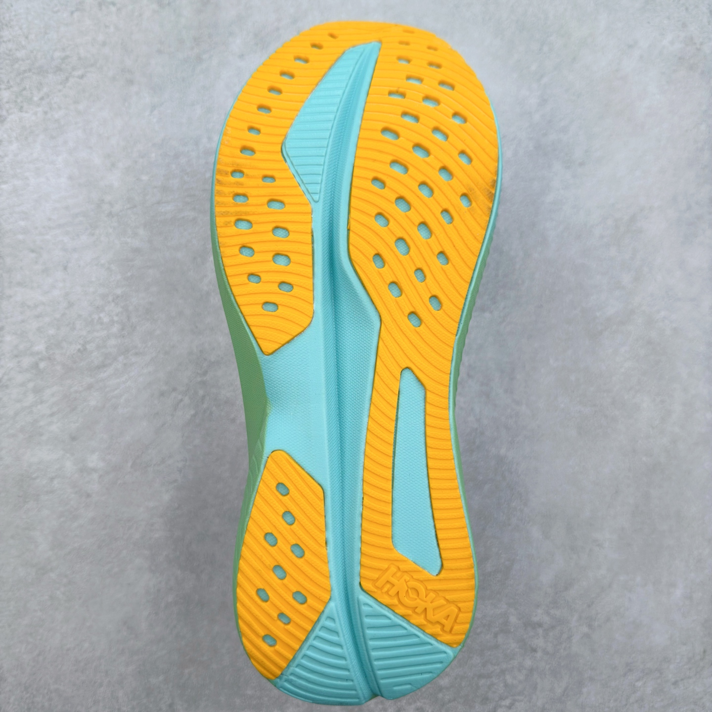 图片[9]-＃特价福利 HOKA ONE ONE MACH 马赫6 柔软舒适Y2K复古跑鞋防滑耐磨低帮跑步鞋 鞋面上部使用了编织紧密的单层提花网纱（Creel Jacquard）针织技术，虽然初穿时中足部位包裹稍显紧绷，但在几次穿着跑步后会好转，材料舒适贴合，无热点或刺激现象出现。鞋带系统标准配置，鞋带质量理想，鞋舌薄而填充少，内外两侧完全接合，能很好地包裹足部。Mach 6的中底摒弃了先前Mach 5所使用的PROFLY+双层中底和橡胶化泡沫，转而采用全新的SCF（超级临界泡沫）EVA材料，该材料为跑者提供了更明显的回弹感，在落地时能够快速反弹推离地面。相较于Mach 5的软弹着地感，Mach 6带来了一种显著不同的跑步体验。尺码：36 36.5 37.5 38 38.5 39 40 40.5 41 42 42.5 43 44 44.5 45-选品中心