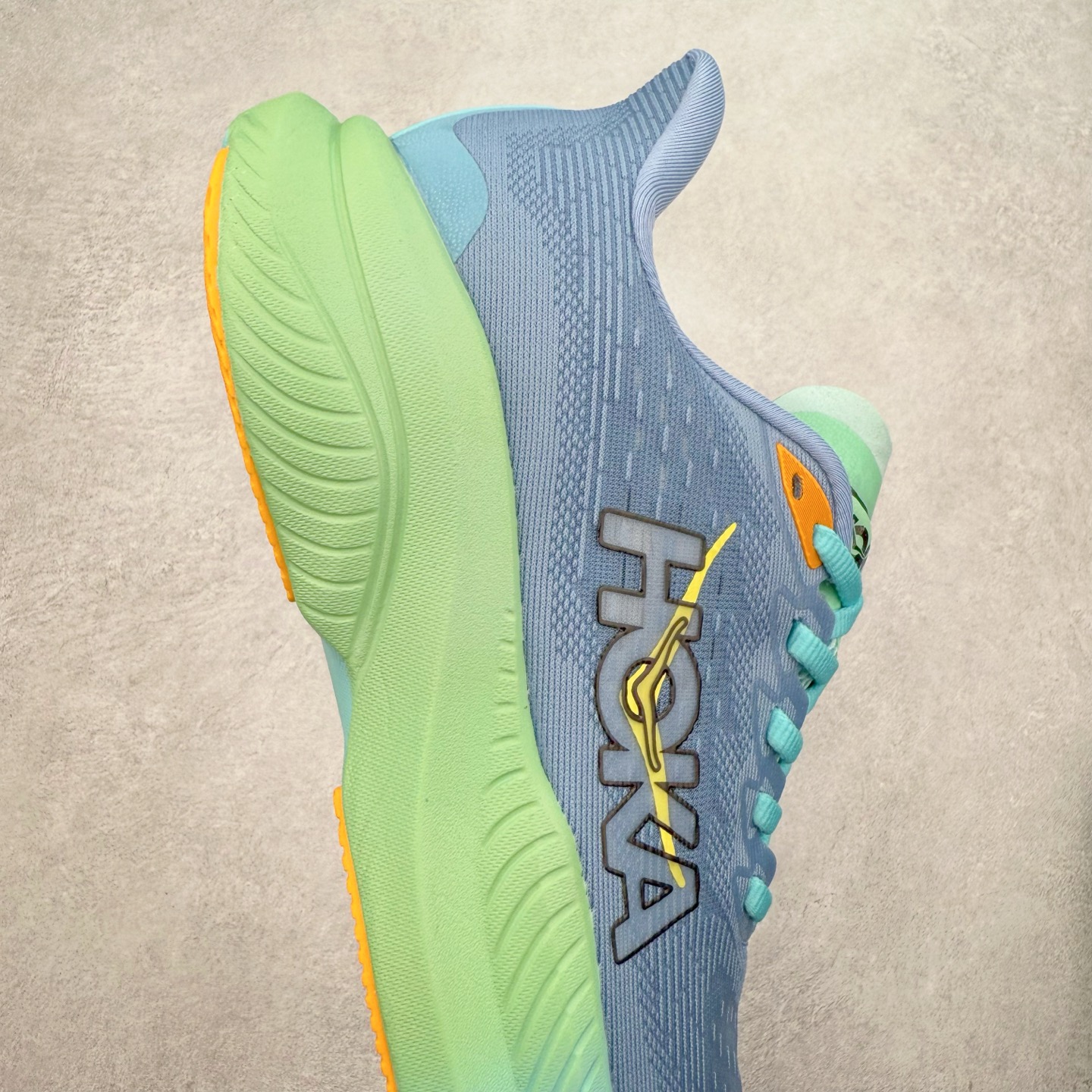 图片[6]-＃特价福利 HOKA ONE ONE MACH 马赫6 柔软舒适Y2K复古跑鞋防滑耐磨低帮跑步鞋 鞋面上部使用了编织紧密的单层提花网纱（Creel Jacquard）针织技术，虽然初穿时中足部位包裹稍显紧绷，但在几次穿着跑步后会好转，材料舒适贴合，无热点或刺激现象出现。鞋带系统标准配置，鞋带质量理想，鞋舌薄而填充少，内外两侧完全接合，能很好地包裹足部。Mach 6的中底摒弃了先前Mach 5所使用的PROFLY+双层中底和橡胶化泡沫，转而采用全新的SCF（超级临界泡沫）EVA材料，该材料为跑者提供了更明显的回弹感，在落地时能够快速反弹推离地面。相较于Mach 5的软弹着地感，Mach 6带来了一种显著不同的跑步体验。尺码：36 36.5 37.5 38 38.5 39 40 40.5 41 42 42.5 43 44 44.5 45-选品中心