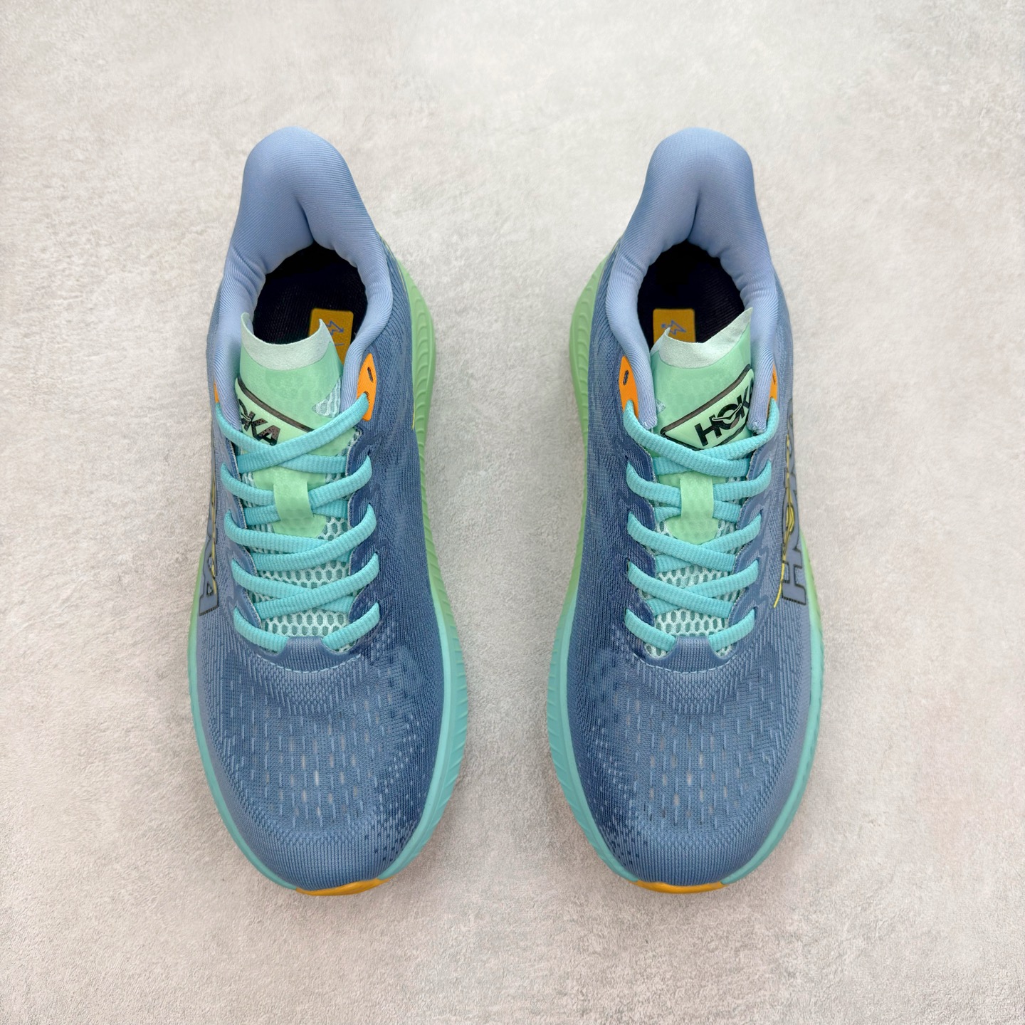 图片[2]-＃特价福利 HOKA ONE ONE MACH 马赫6 柔软舒适Y2K复古跑鞋防滑耐磨低帮跑步鞋 鞋面上部使用了编织紧密的单层提花网纱（Creel Jacquard）针织技术，虽然初穿时中足部位包裹稍显紧绷，但在几次穿着跑步后会好转，材料舒适贴合，无热点或刺激现象出现。鞋带系统标准配置，鞋带质量理想，鞋舌薄而填充少，内外两侧完全接合，能很好地包裹足部。Mach 6的中底摒弃了先前Mach 5所使用的PROFLY+双层中底和橡胶化泡沫，转而采用全新的SCF（超级临界泡沫）EVA材料，该材料为跑者提供了更明显的回弹感，在落地时能够快速反弹推离地面。相较于Mach 5的软弹着地感，Mach 6带来了一种显著不同的跑步体验。尺码：36 36.5 37.5 38 38.5 39 40 40.5 41 42 42.5 43 44 44.5 45-选品中心