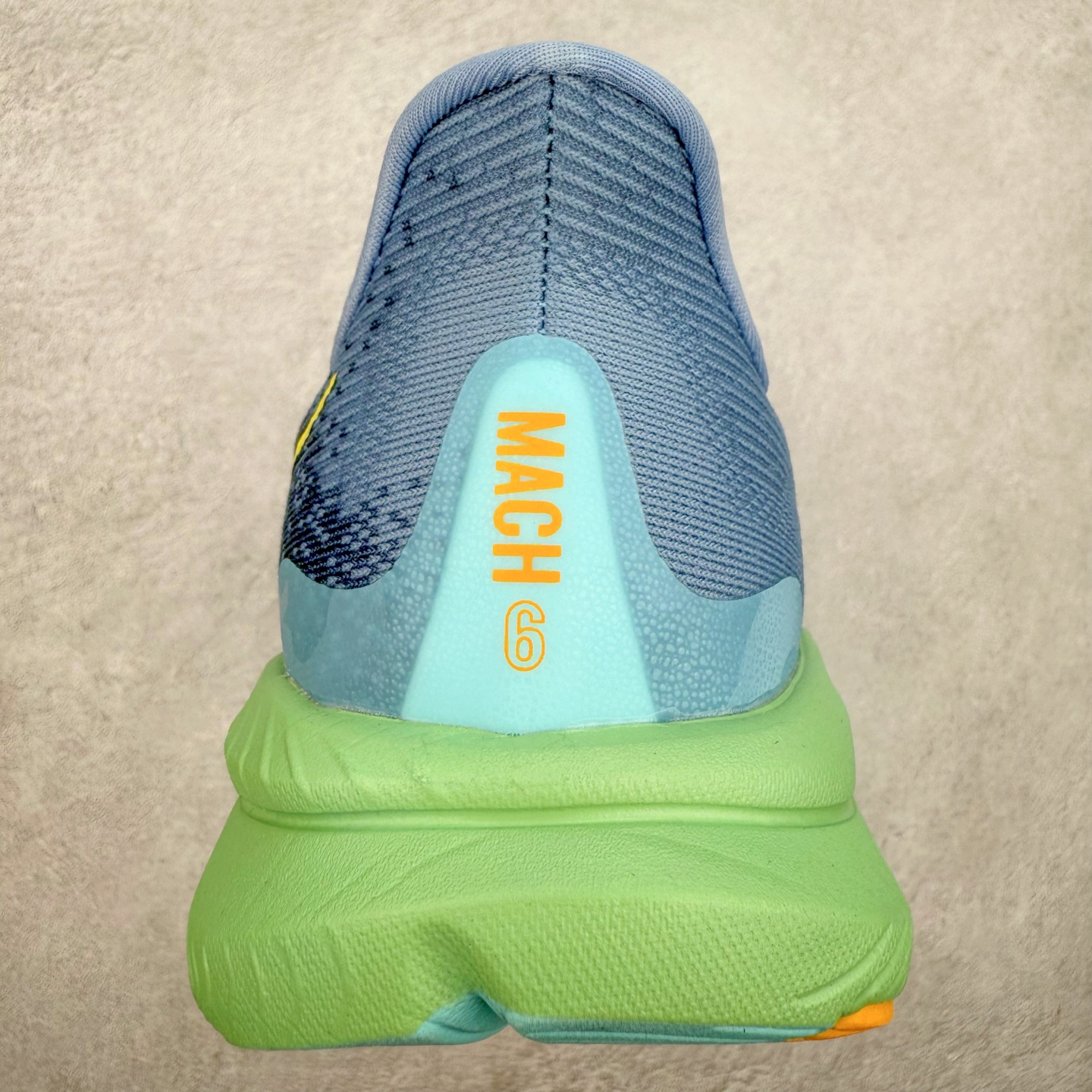 图片[8]-＃特价福利 HOKA ONE ONE MACH 马赫6 柔软舒适Y2K复古跑鞋防滑耐磨低帮跑步鞋 鞋面上部使用了编织紧密的单层提花网纱（Creel Jacquard）针织技术，虽然初穿时中足部位包裹稍显紧绷，但在几次穿着跑步后会好转，材料舒适贴合，无热点或刺激现象出现。鞋带系统标准配置，鞋带质量理想，鞋舌薄而填充少，内外两侧完全接合，能很好地包裹足部。Mach 6的中底摒弃了先前Mach 5所使用的PROFLY+双层中底和橡胶化泡沫，转而采用全新的SCF（超级临界泡沫）EVA材料，该材料为跑者提供了更明显的回弹感，在落地时能够快速反弹推离地面。相较于Mach 5的软弹着地感，Mach 6带来了一种显著不同的跑步体验。尺码：36 36.5 37.5 38 38.5 39 40 40.5 41 42 42.5 43 44 44.5 45-选品中心