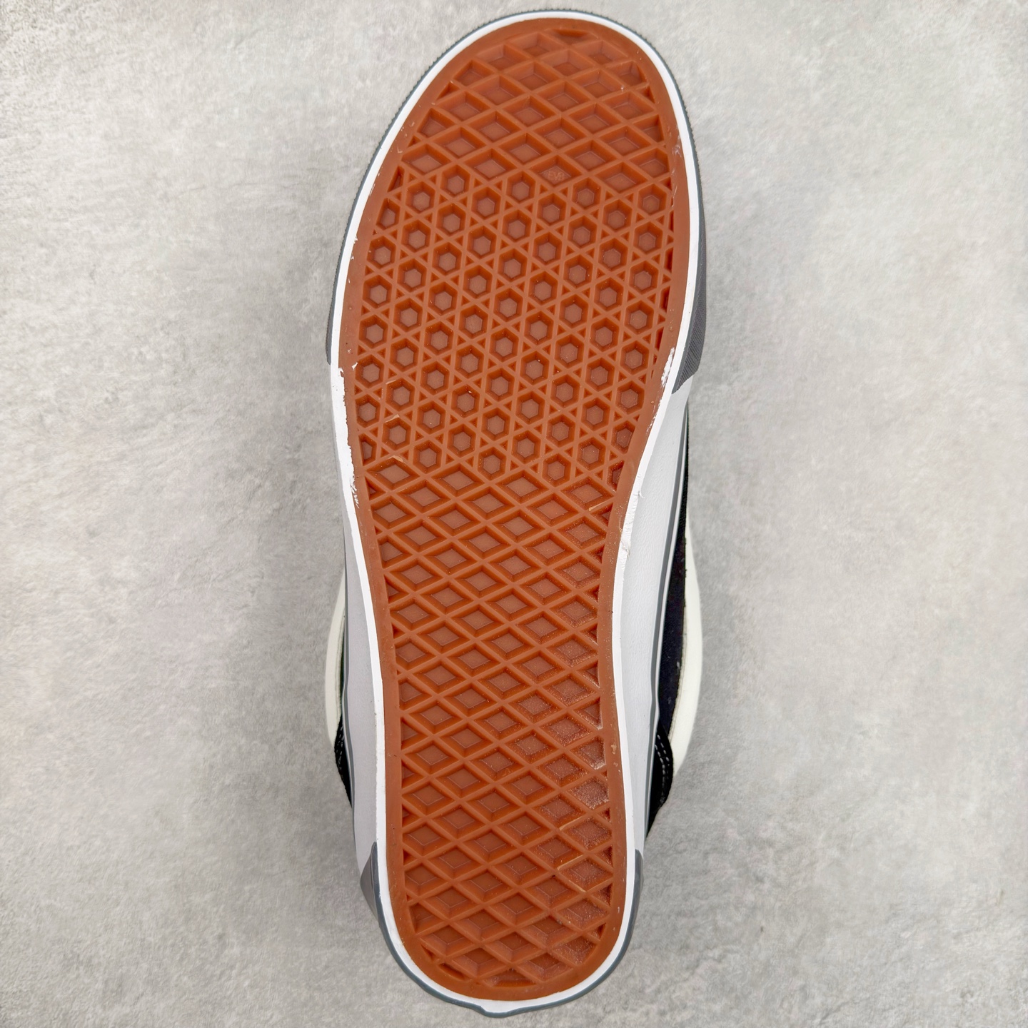 图片[9]-Vans Knu Skool 黑白灰生胶 官方新款 复古休闲胖胖面包鞋 肥胖版大Logo 原版全皮猪八面料 尺码：35 36 36.5 37 38 38.5 39 40 40.5 41 42 42.5 43 44 工艺：硫化1：1（重量1：1、真标、原钢印、材质标、鞋型标、合格证）-选品中心