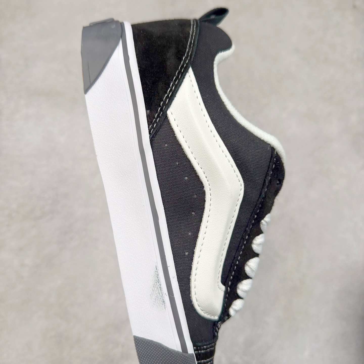 图片[6]-Vans Knu Skool 黑白灰生胶 官方新款 复古休闲胖胖面包鞋 肥胖版大Logo 原版全皮猪八面料 尺码：35 36 36.5 37 38 38.5 39 40 40.5 41 42 42.5 43 44 工艺：硫化1：1（重量1：1、真标、原钢印、材质标、鞋型标、合格证）-选品中心