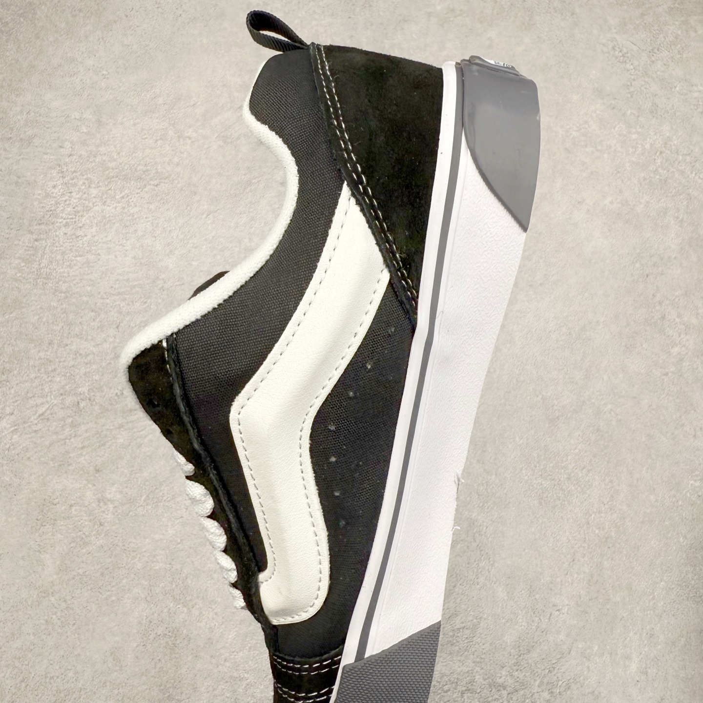 图片[7]-Vans Knu Skool 黑白灰生胶 官方新款 复古休闲胖胖面包鞋 肥胖版大Logo 原版全皮猪八面料 尺码：35 36 36.5 37 38 38.5 39 40 40.5 41 42 42.5 43 44 工艺：硫化1：1（重量1：1、真标、原钢印、材质标、鞋型标、合格证）-选品中心