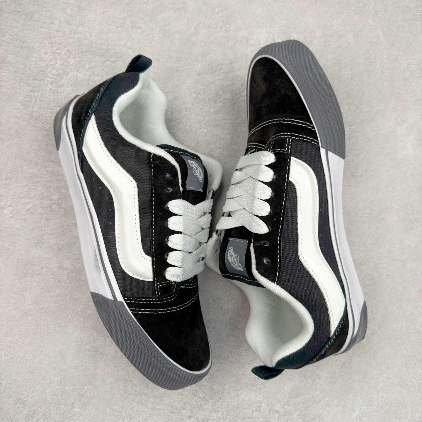 图片[3]-Vans Knu Skool 黑白灰生胶 官方新款 复古休闲胖胖面包鞋 肥胖版大Logo 原版全皮猪八面料 尺码：35 36 36.5 37 38 38.5 39 40 40.5 41 42 42.5 43 44 工艺：硫化1：1（重量1：1、真标、原钢印、材质标、鞋型标、合格证）-选品中心