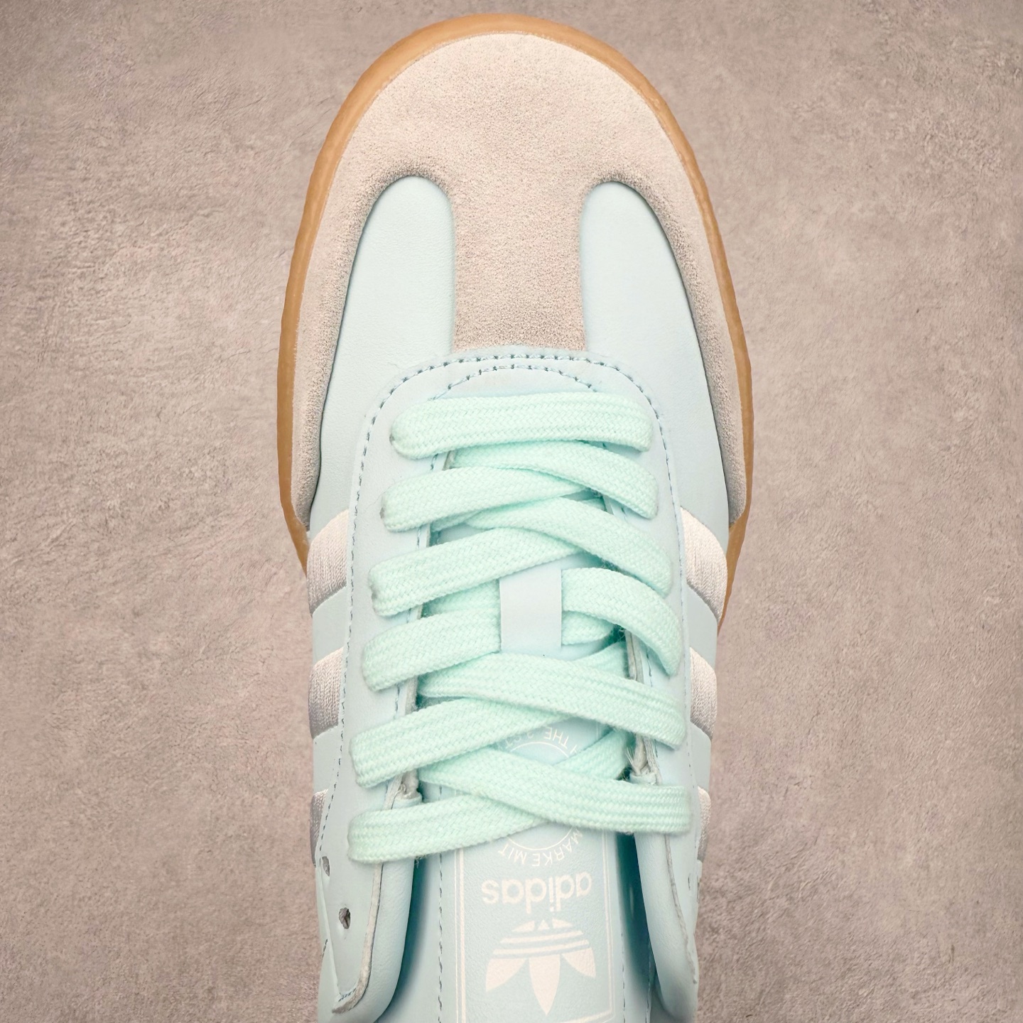 图片[4]-AD Samba XLG 桑巴舞加大厚底版系列德训风百搭松糕休闲运动板鞋生胶底 ID0435 自Originals Samba成功借势Blokecore风潮一跃成为街头巷尾的焦点鞋款后,不论是围绕Samba本身打造的各式「变种版本」,还是以Samba为蓝本打造联名鞋款,都成为了时尚潮流人士日常穿搭首选。Samba XLG是adidas Originals不断扩展XLG系列的一部分,旨在与年轻文化相契合,迎合那些希望通过个性时尚表达自我而不愿牺牲舒适度的年轻群体。街头时尚领域的Gen Z特别偏爱宽松的穿着风格。Samba XLG针对这一点做了创新。它在延续Samba OG经典设计的基础上,迎合年轻群体的穿着习惯,重塑为宽大的鞋身比例轮廓以及加厚中底,让消费者轻松展示自己独特的风格。全新的Samba XLG系列不仅迎合了当下年轻群体的穿搭习惯,加宽了鞋身比例以及将中底进一步增厚,在视觉比例上更加饱满,同时还保留了经典Samba的细节,这样一来,鞋迷朋友在穿搭上不仅能更加个性化,而且还能延续一定的复古感受。尺码：36 36⅔ 37⅓ 38 38⅔ 39⅓ 40 40⅔ 41⅓ 42 42⅔ 43⅓ 44 45-选品中心