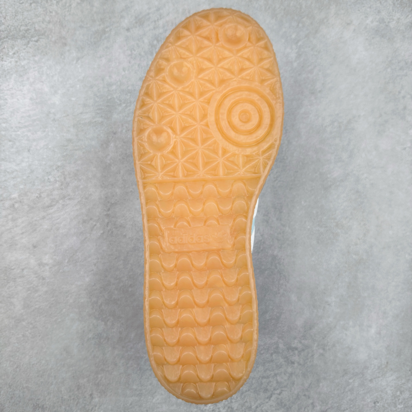 图片[9]-AD Samba XLG 桑巴舞加大厚底版系列德训风百搭松糕休闲运动板鞋生胶底 ID0435 自Originals Samba成功借势Blokecore风潮一跃成为街头巷尾的焦点鞋款后,不论是围绕Samba本身打造的各式「变种版本」,还是以Samba为蓝本打造联名鞋款,都成为了时尚潮流人士日常穿搭首选。Samba XLG是adidas Originals不断扩展XLG系列的一部分,旨在与年轻文化相契合,迎合那些希望通过个性时尚表达自我而不愿牺牲舒适度的年轻群体。街头时尚领域的Gen Z特别偏爱宽松的穿着风格。Samba XLG针对这一点做了创新。它在延续Samba OG经典设计的基础上,迎合年轻群体的穿着习惯,重塑为宽大的鞋身比例轮廓以及加厚中底,让消费者轻松展示自己独特的风格。全新的Samba XLG系列不仅迎合了当下年轻群体的穿搭习惯,加宽了鞋身比例以及将中底进一步增厚,在视觉比例上更加饱满,同时还保留了经典Samba的细节,这样一来,鞋迷朋友在穿搭上不仅能更加个性化,而且还能延续一定的复古感受。尺码：36 36⅔ 37⅓ 38 38⅔ 39⅓ 40 40⅔ 41⅓ 42 42⅔ 43⅓ 44 45-选品中心