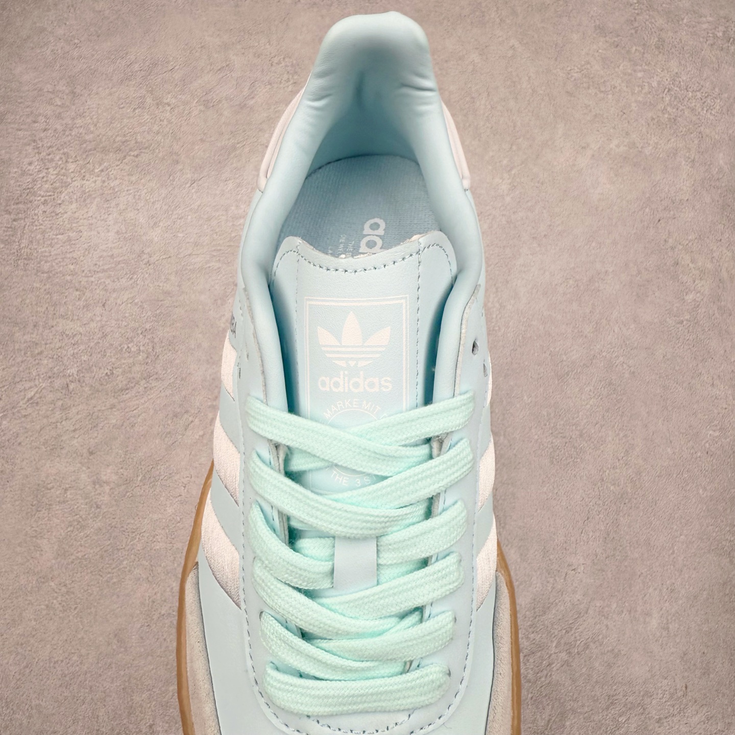 图片[5]-AD Samba XLG 桑巴舞加大厚底版系列德训风百搭松糕休闲运动板鞋生胶底 ID0435 自Originals Samba成功借势Blokecore风潮一跃成为街头巷尾的焦点鞋款后,不论是围绕Samba本身打造的各式「变种版本」,还是以Samba为蓝本打造联名鞋款,都成为了时尚潮流人士日常穿搭首选。Samba XLG是adidas Originals不断扩展XLG系列的一部分,旨在与年轻文化相契合,迎合那些希望通过个性时尚表达自我而不愿牺牲舒适度的年轻群体。街头时尚领域的Gen Z特别偏爱宽松的穿着风格。Samba XLG针对这一点做了创新。它在延续Samba OG经典设计的基础上,迎合年轻群体的穿着习惯,重塑为宽大的鞋身比例轮廓以及加厚中底,让消费者轻松展示自己独特的风格。全新的Samba XLG系列不仅迎合了当下年轻群体的穿搭习惯,加宽了鞋身比例以及将中底进一步增厚,在视觉比例上更加饱满,同时还保留了经典Samba的细节,这样一来,鞋迷朋友在穿搭上不仅能更加个性化,而且还能延续一定的复古感受。尺码：36 36⅔ 37⅓ 38 38⅔ 39⅓ 40 40⅔ 41⅓ 42 42⅔ 43⅓ 44 45-选品中心