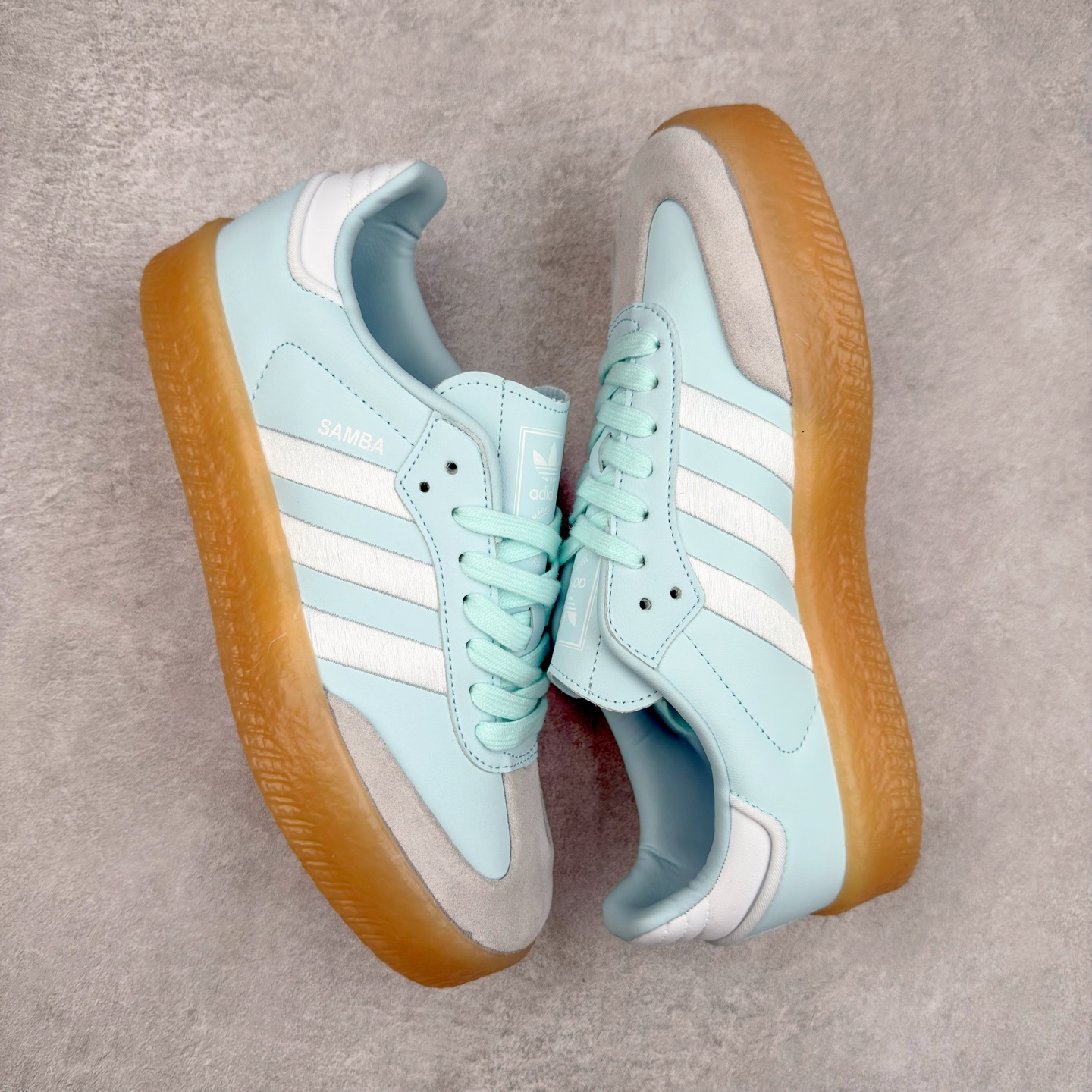 图片[3]-AD Samba XLG 桑巴舞加大厚底版系列德训风百搭松糕休闲运动板鞋生胶底 ID0435 自Originals Samba成功借势Blokecore风潮一跃成为街头巷尾的焦点鞋款后,不论是围绕Samba本身打造的各式「变种版本」,还是以Samba为蓝本打造联名鞋款,都成为了时尚潮流人士日常穿搭首选。Samba XLG是adidas Originals不断扩展XLG系列的一部分,旨在与年轻文化相契合,迎合那些希望通过个性时尚表达自我而不愿牺牲舒适度的年轻群体。街头时尚领域的Gen Z特别偏爱宽松的穿着风格。Samba XLG针对这一点做了创新。它在延续Samba OG经典设计的基础上,迎合年轻群体的穿着习惯,重塑为宽大的鞋身比例轮廓以及加厚中底,让消费者轻松展示自己独特的风格。全新的Samba XLG系列不仅迎合了当下年轻群体的穿搭习惯,加宽了鞋身比例以及将中底进一步增厚,在视觉比例上更加饱满,同时还保留了经典Samba的细节,这样一来,鞋迷朋友在穿搭上不仅能更加个性化,而且还能延续一定的复古感受。尺码：36 36⅔ 37⅓ 38 38⅔ 39⅓ 40 40⅔ 41⅓ 42 42⅔ 43⅓ 44 45-选品中心