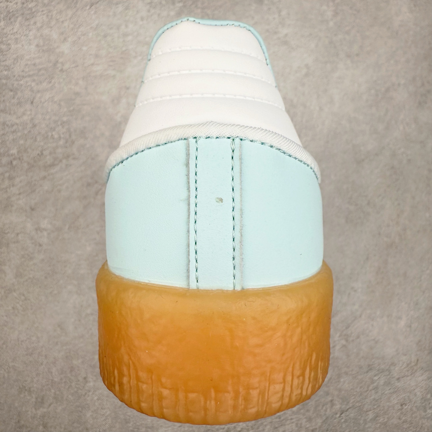 图片[8]-AD Samba XLG 桑巴舞加大厚底版系列德训风百搭松糕休闲运动板鞋生胶底 ID0435 自Originals Samba成功借势Blokecore风潮一跃成为街头巷尾的焦点鞋款后,不论是围绕Samba本身打造的各式「变种版本」,还是以Samba为蓝本打造联名鞋款,都成为了时尚潮流人士日常穿搭首选。Samba XLG是adidas Originals不断扩展XLG系列的一部分,旨在与年轻文化相契合,迎合那些希望通过个性时尚表达自我而不愿牺牲舒适度的年轻群体。街头时尚领域的Gen Z特别偏爱宽松的穿着风格。Samba XLG针对这一点做了创新。它在延续Samba OG经典设计的基础上,迎合年轻群体的穿着习惯,重塑为宽大的鞋身比例轮廓以及加厚中底,让消费者轻松展示自己独特的风格。全新的Samba XLG系列不仅迎合了当下年轻群体的穿搭习惯,加宽了鞋身比例以及将中底进一步增厚,在视觉比例上更加饱满,同时还保留了经典Samba的细节,这样一来,鞋迷朋友在穿搭上不仅能更加个性化,而且还能延续一定的复古感受。尺码：36 36⅔ 37⅓ 38 38⅔ 39⅓ 40 40⅔ 41⅓ 42 42⅔ 43⅓ 44 45-选品中心