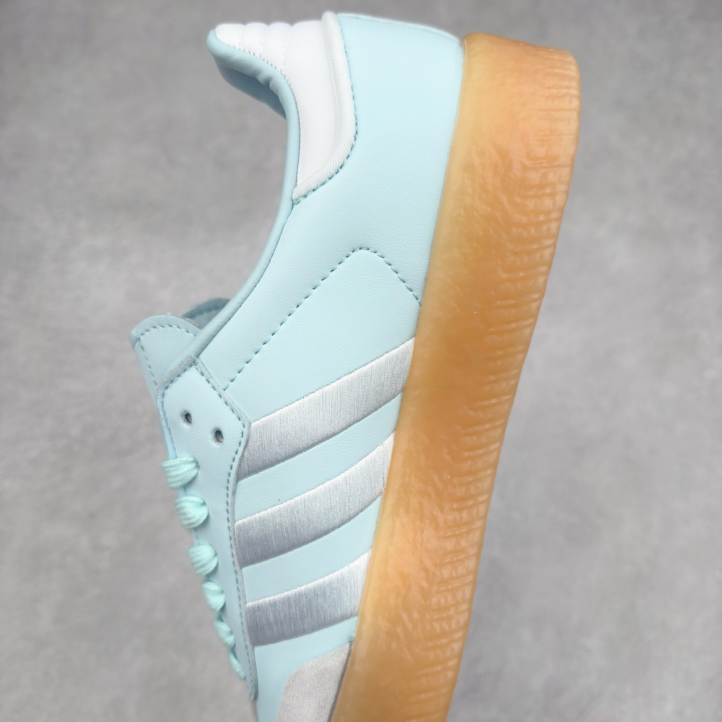 图片[7]-AD Samba XLG 桑巴舞加大厚底版系列德训风百搭松糕休闲运动板鞋生胶底 ID0435 自Originals Samba成功借势Blokecore风潮一跃成为街头巷尾的焦点鞋款后,不论是围绕Samba本身打造的各式「变种版本」,还是以Samba为蓝本打造联名鞋款,都成为了时尚潮流人士日常穿搭首选。Samba XLG是adidas Originals不断扩展XLG系列的一部分,旨在与年轻文化相契合,迎合那些希望通过个性时尚表达自我而不愿牺牲舒适度的年轻群体。街头时尚领域的Gen Z特别偏爱宽松的穿着风格。Samba XLG针对这一点做了创新。它在延续Samba OG经典设计的基础上,迎合年轻群体的穿着习惯,重塑为宽大的鞋身比例轮廓以及加厚中底,让消费者轻松展示自己独特的风格。全新的Samba XLG系列不仅迎合了当下年轻群体的穿搭习惯,加宽了鞋身比例以及将中底进一步增厚,在视觉比例上更加饱满,同时还保留了经典Samba的细节,这样一来,鞋迷朋友在穿搭上不仅能更加个性化,而且还能延续一定的复古感受。尺码：36 36⅔ 37⅓ 38 38⅔ 39⅓ 40 40⅔ 41⅓ 42 42⅔ 43⅓ 44 45-选品中心