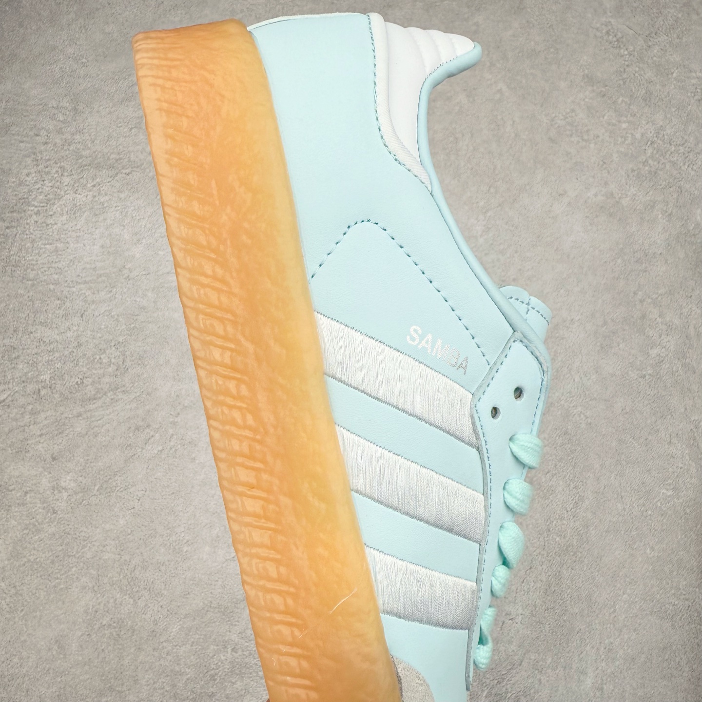 图片[6]-AD Samba XLG 桑巴舞加大厚底版系列德训风百搭松糕休闲运动板鞋生胶底 ID0435 自Originals Samba成功借势Blokecore风潮一跃成为街头巷尾的焦点鞋款后,不论是围绕Samba本身打造的各式「变种版本」,还是以Samba为蓝本打造联名鞋款,都成为了时尚潮流人士日常穿搭首选。Samba XLG是adidas Originals不断扩展XLG系列的一部分,旨在与年轻文化相契合,迎合那些希望通过个性时尚表达自我而不愿牺牲舒适度的年轻群体。街头时尚领域的Gen Z特别偏爱宽松的穿着风格。Samba XLG针对这一点做了创新。它在延续Samba OG经典设计的基础上,迎合年轻群体的穿着习惯,重塑为宽大的鞋身比例轮廓以及加厚中底,让消费者轻松展示自己独特的风格。全新的Samba XLG系列不仅迎合了当下年轻群体的穿搭习惯,加宽了鞋身比例以及将中底进一步增厚,在视觉比例上更加饱满,同时还保留了经典Samba的细节,这样一来,鞋迷朋友在穿搭上不仅能更加个性化,而且还能延续一定的复古感受。尺码：36 36⅔ 37⅓ 38 38⅔ 39⅓ 40 40⅔ 41⅓ 42 42⅔ 43⅓ 44 45-选品中心